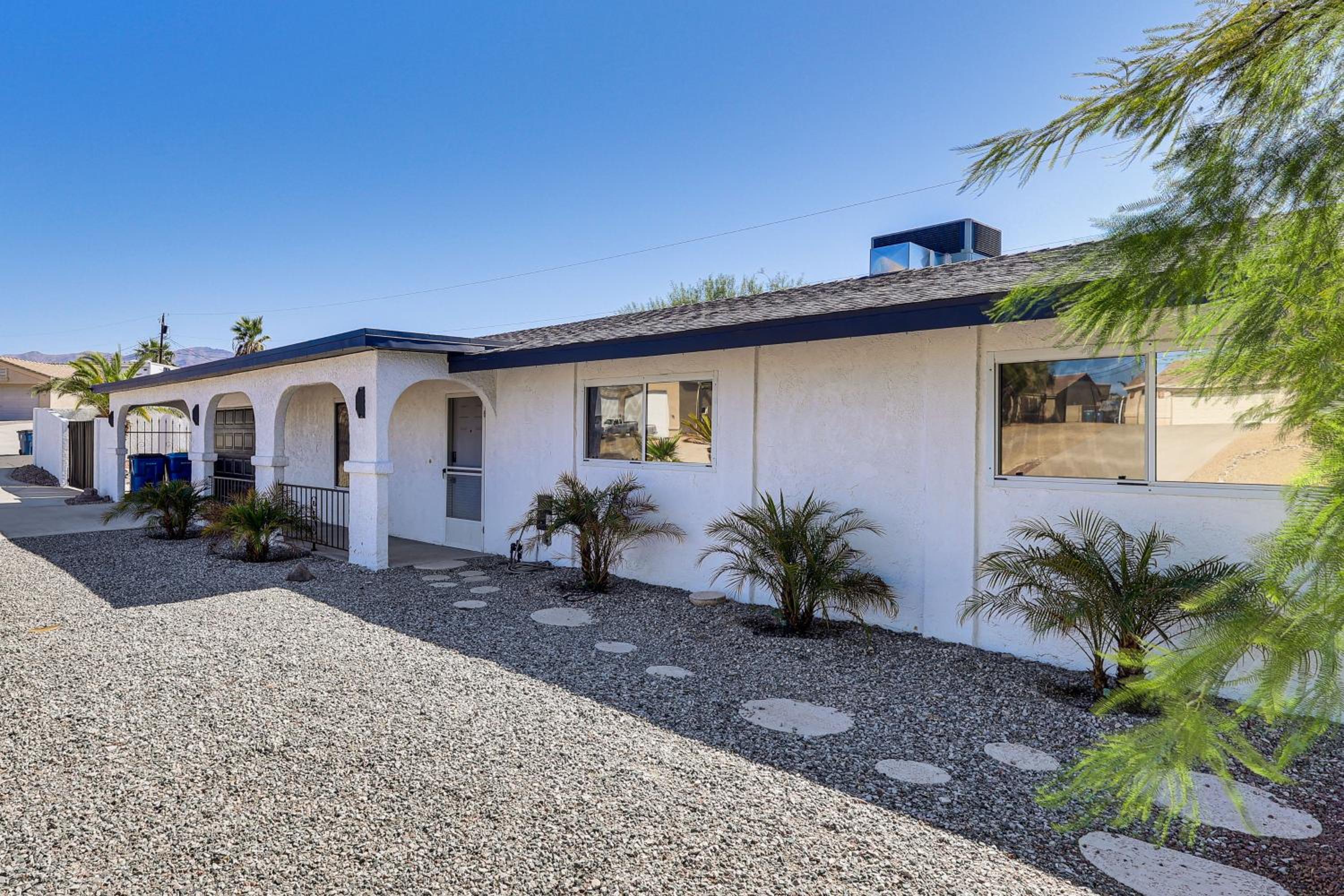 3 Mi to London Bridge Sleek Home with Outdoor Haven