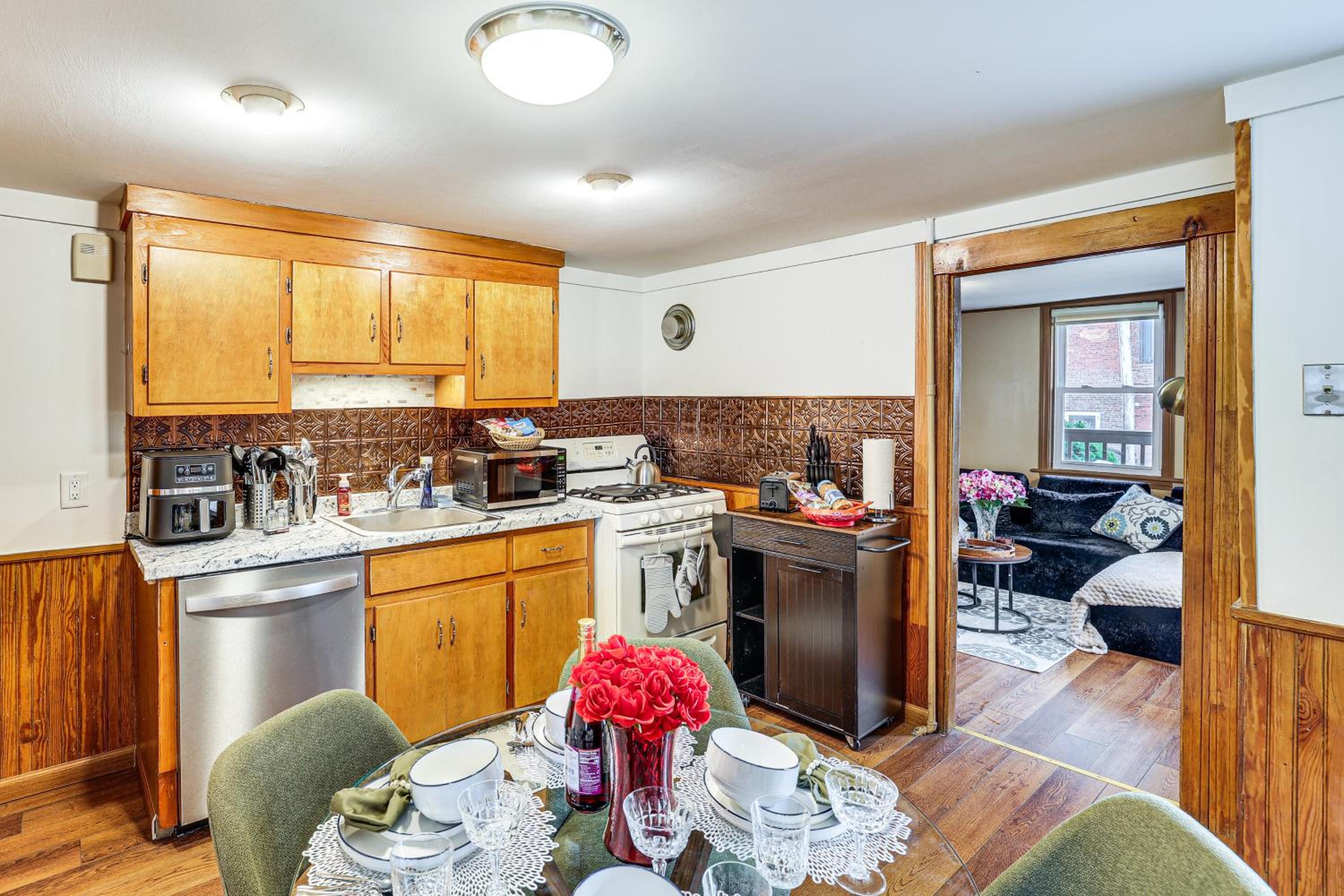 1 Mi to Main St Riverside Torrington Apt with Yard