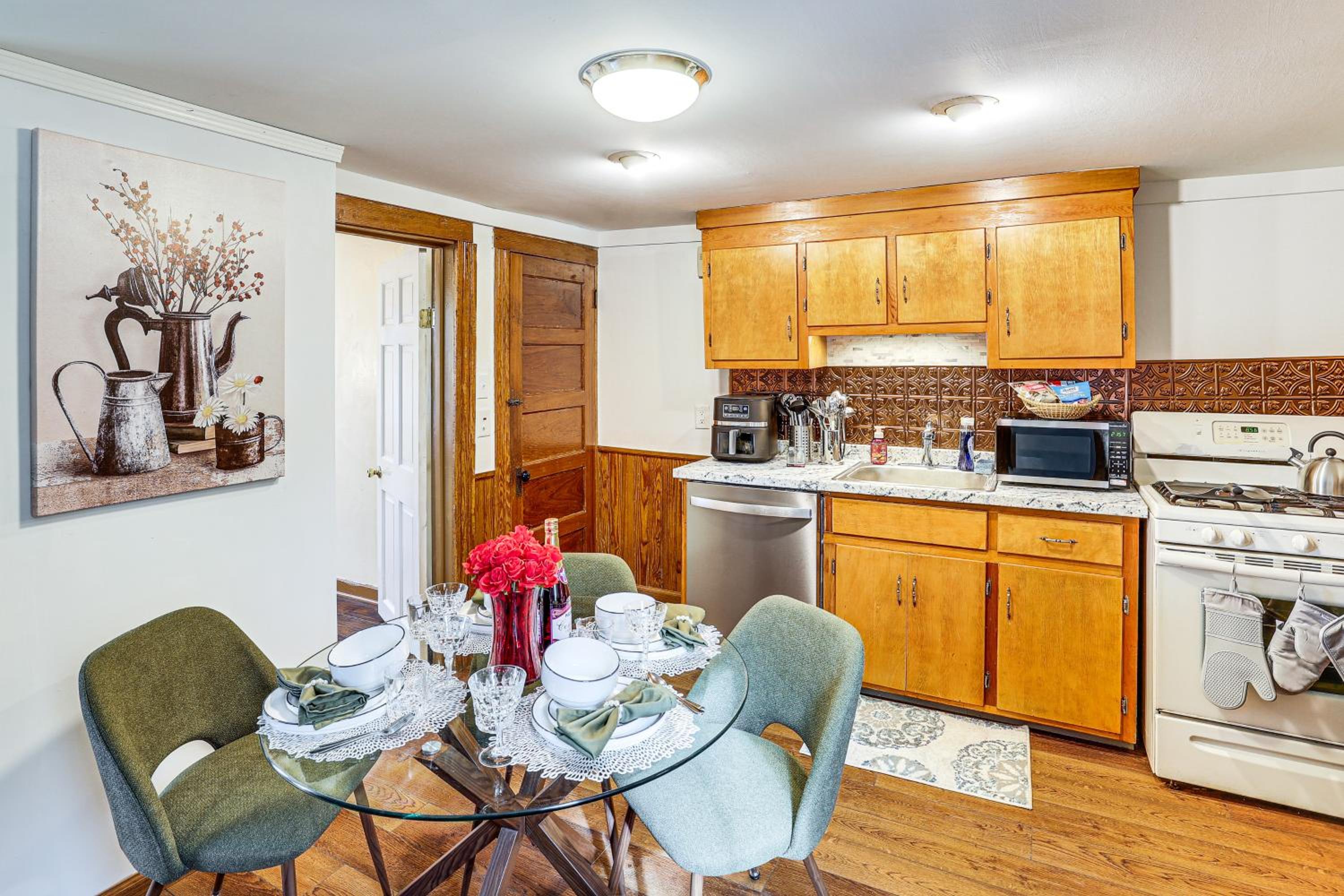 1 Mi to Main St Riverside Torrington Apt with Yard