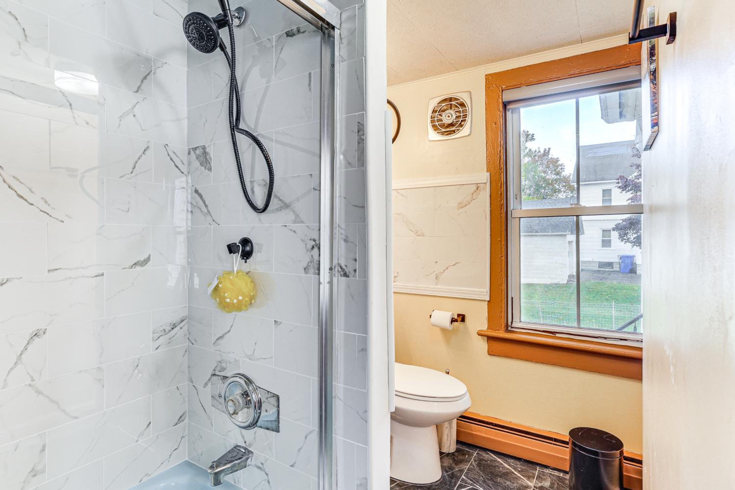 1 Mi to Main St Riverside Torrington Apt with Yard