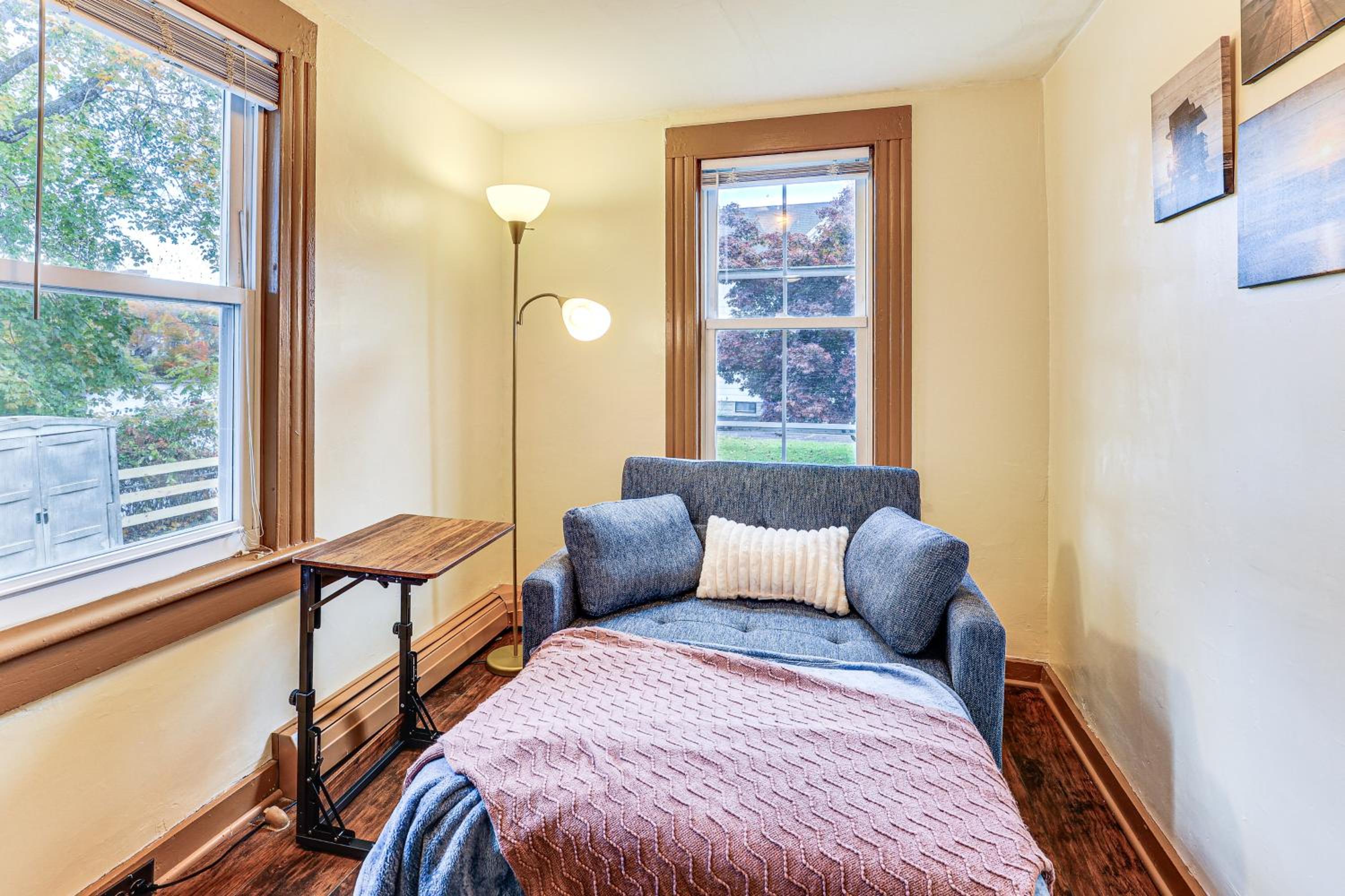 1 Mi to Main St Riverside Torrington Apt with Yard