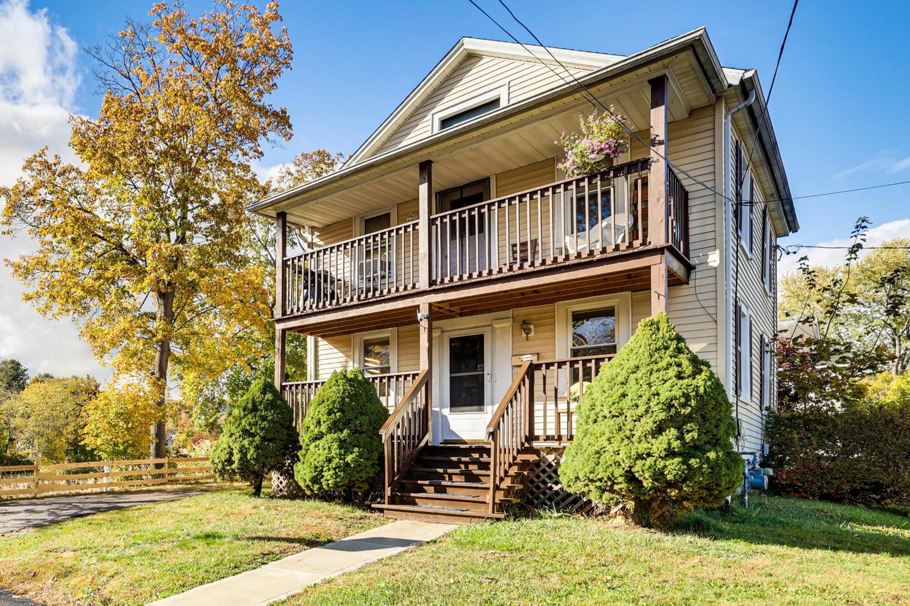 1 Mi to Main St Riverside Torrington Apt with Yard