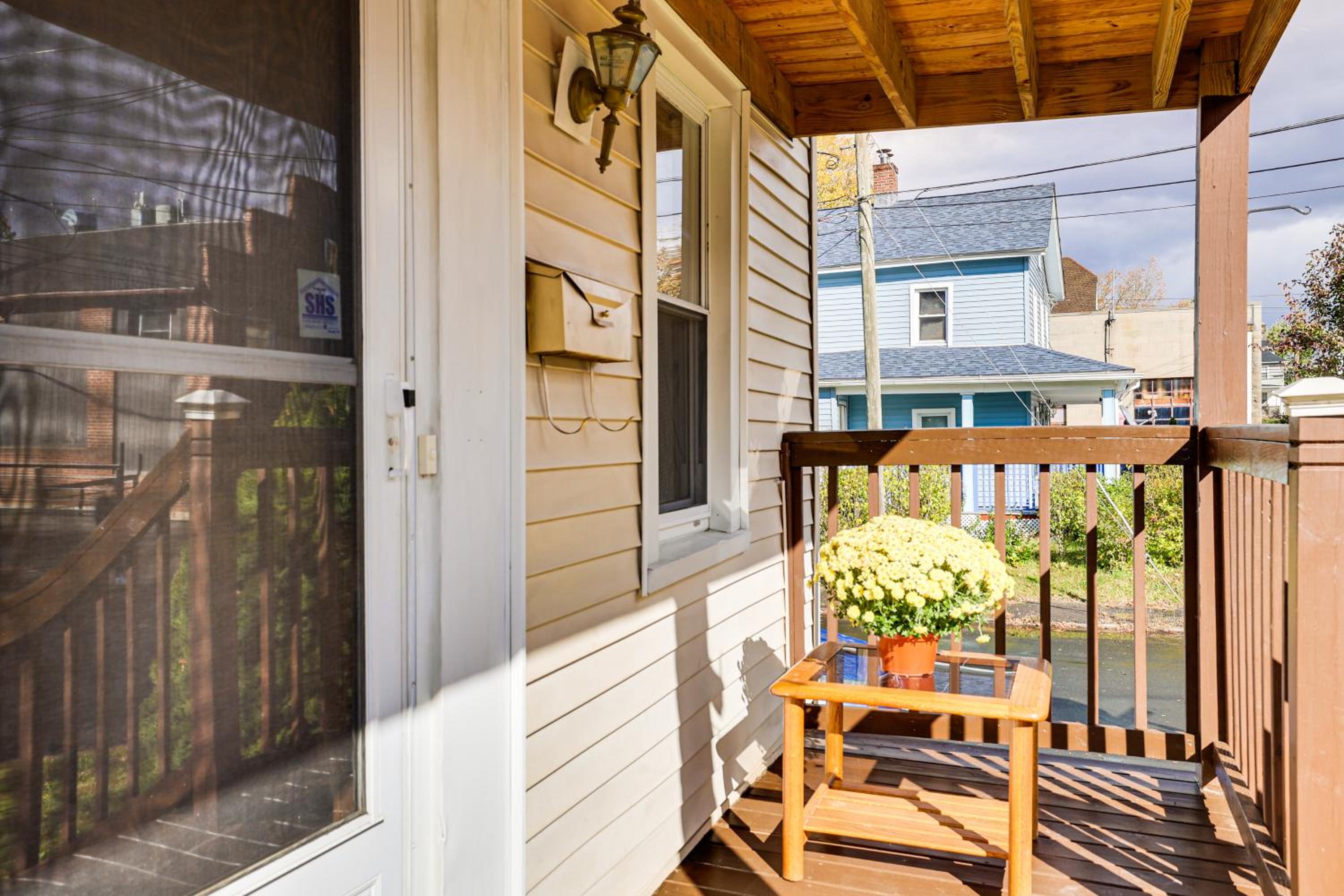 1 Mi to Main St Riverside Torrington Apt with Yard