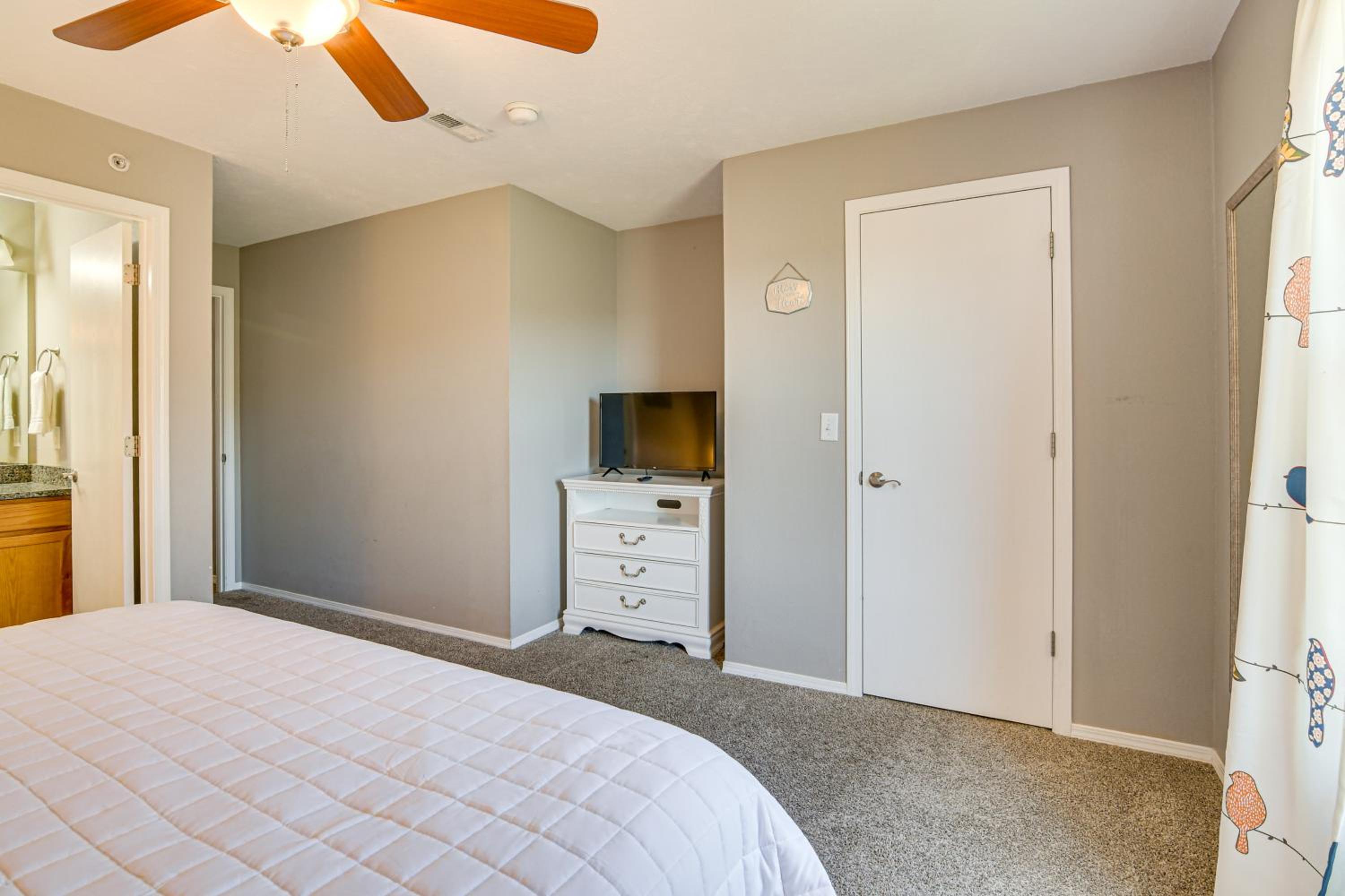 Whimsy on the Hillside! Family Condo in Branson