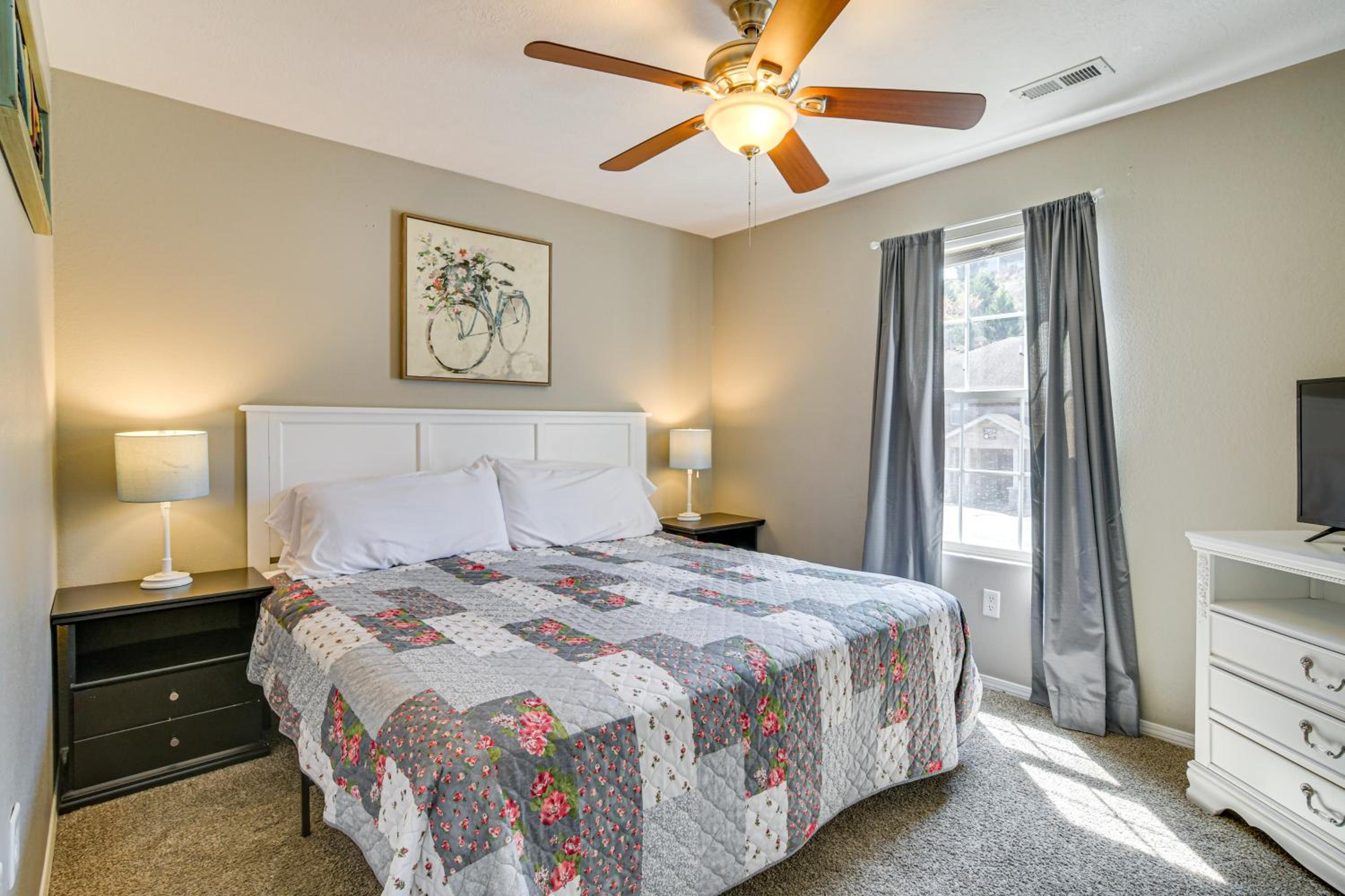 Whimsy on the Hillside! Family Condo in Branson