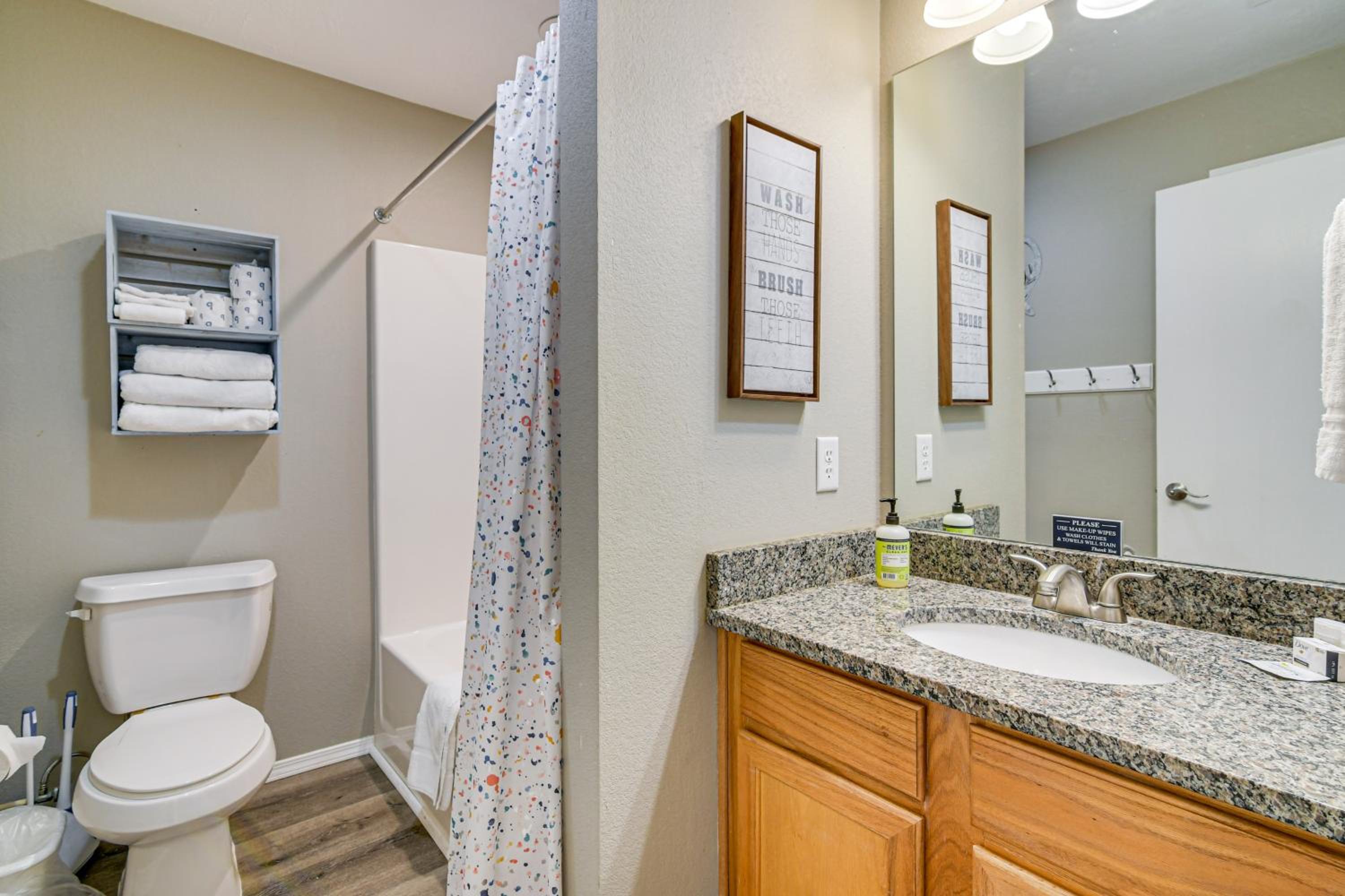 Whimsy on the Hillside! Family Condo in Branson