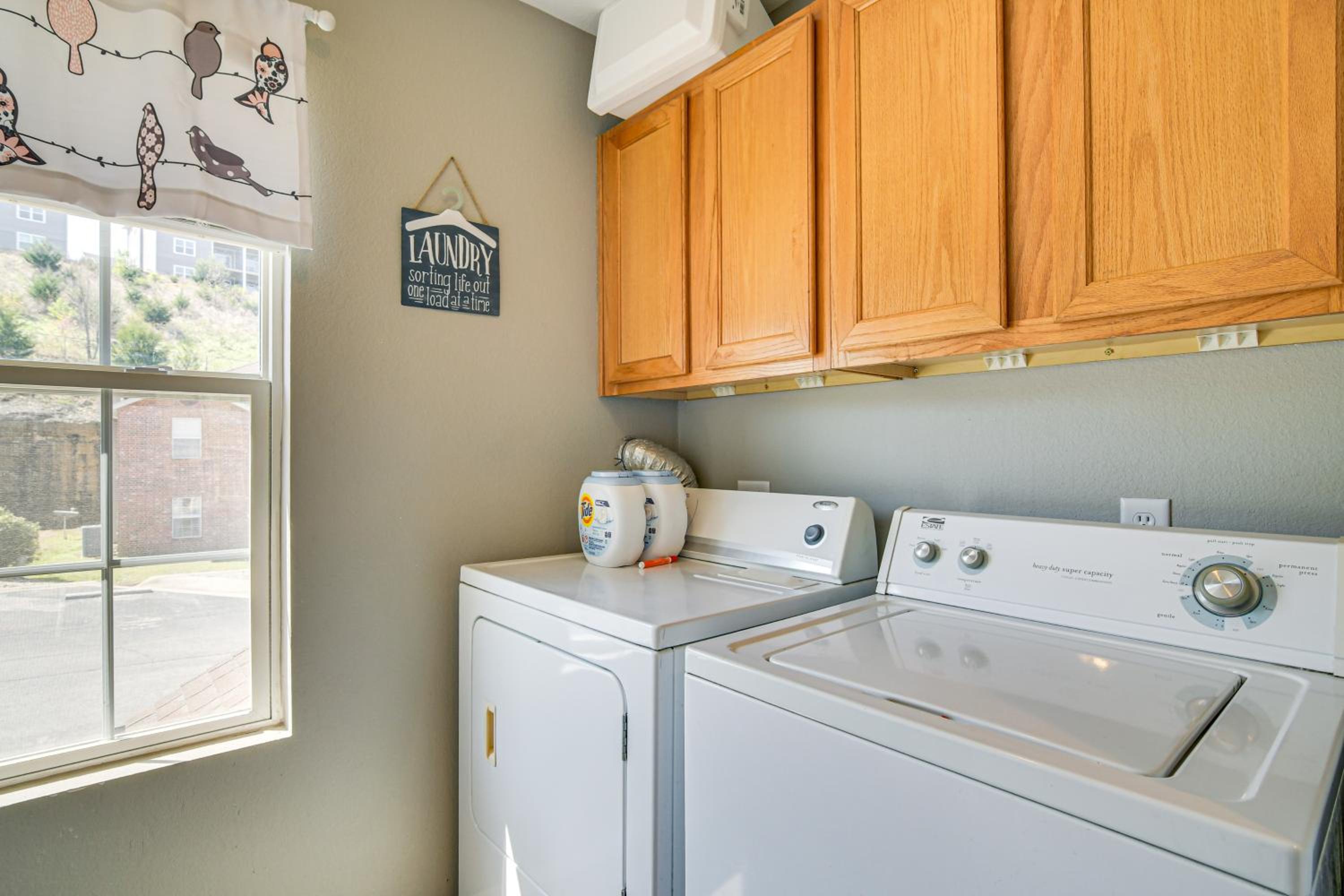 Whimsy on the Hillside! Family Condo in Branson