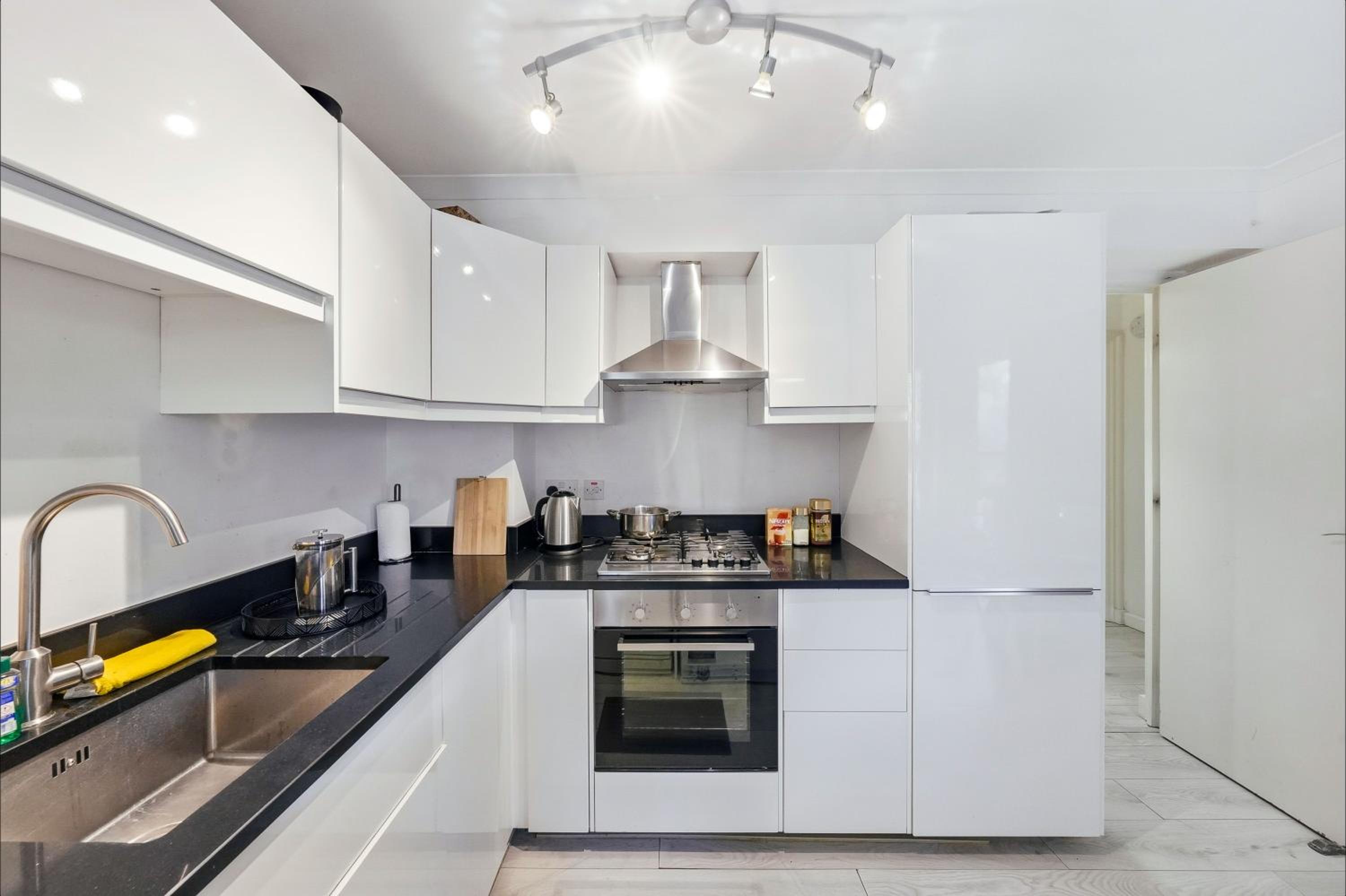 London Central 2 Bathroom Flat with Parking & Balcony
