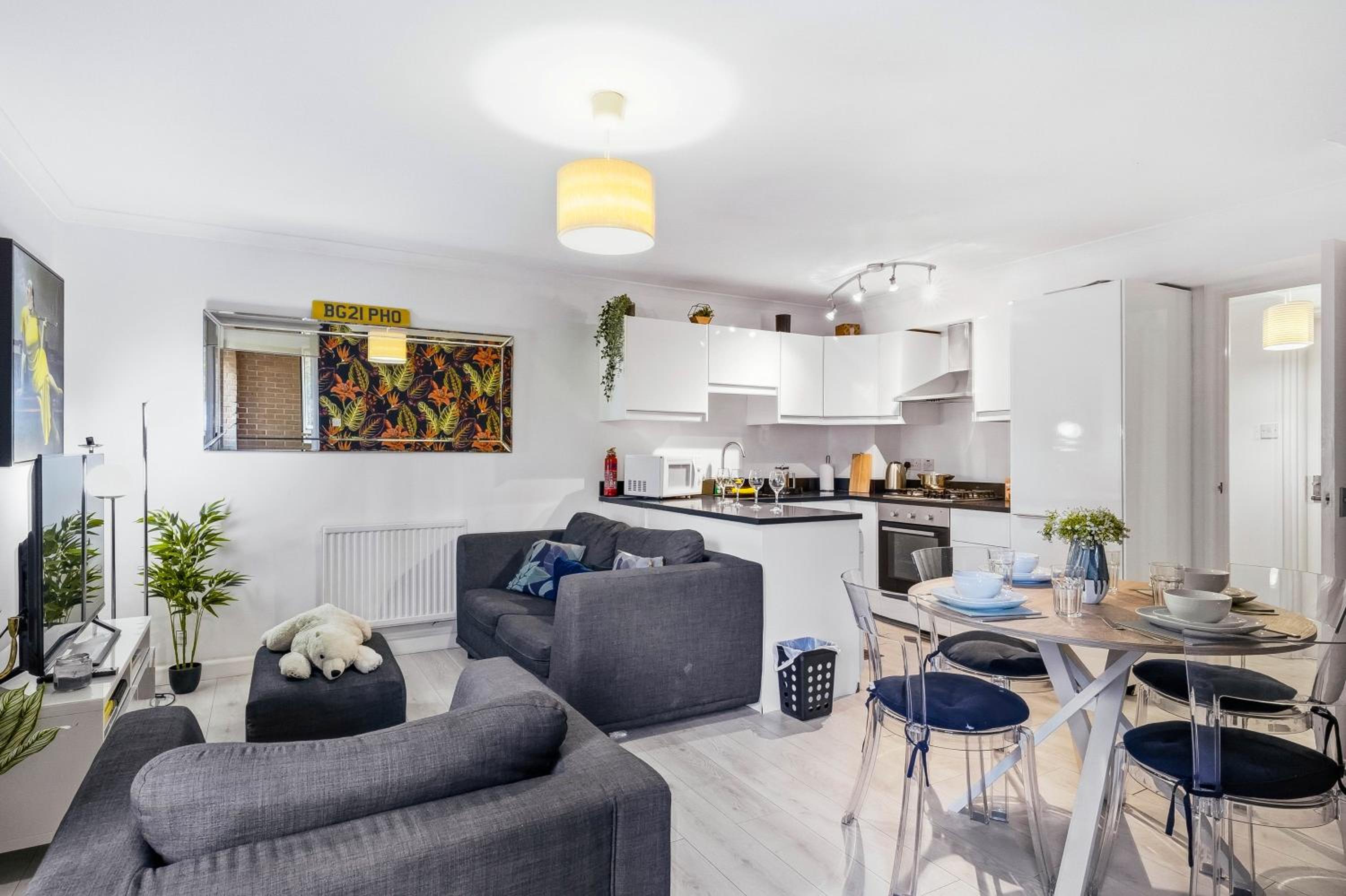 London Central 2 Bathroom Flat with Parking & Balcony
