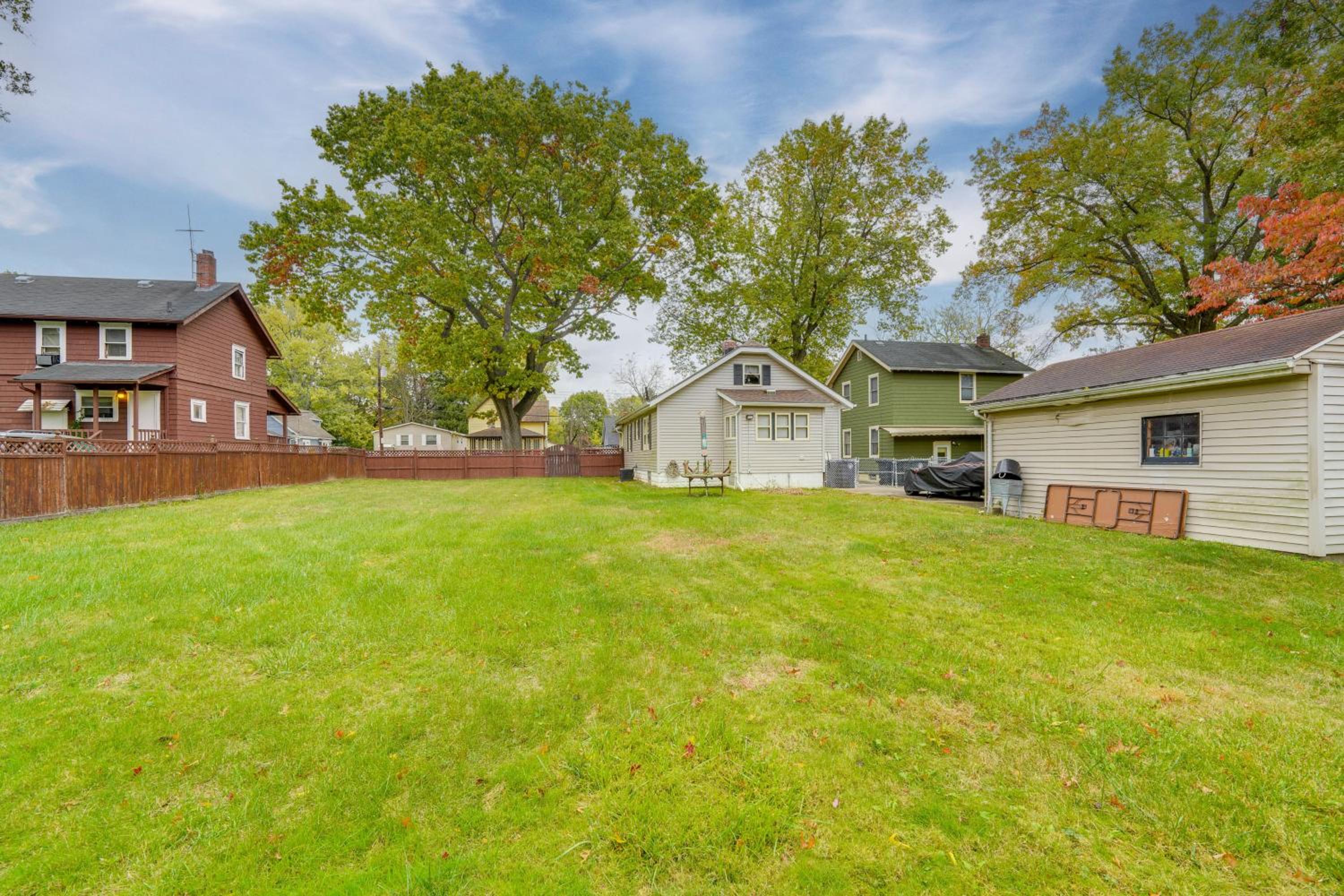 1 Mi to Akron Zoo Ranch-Style Home with Yard!