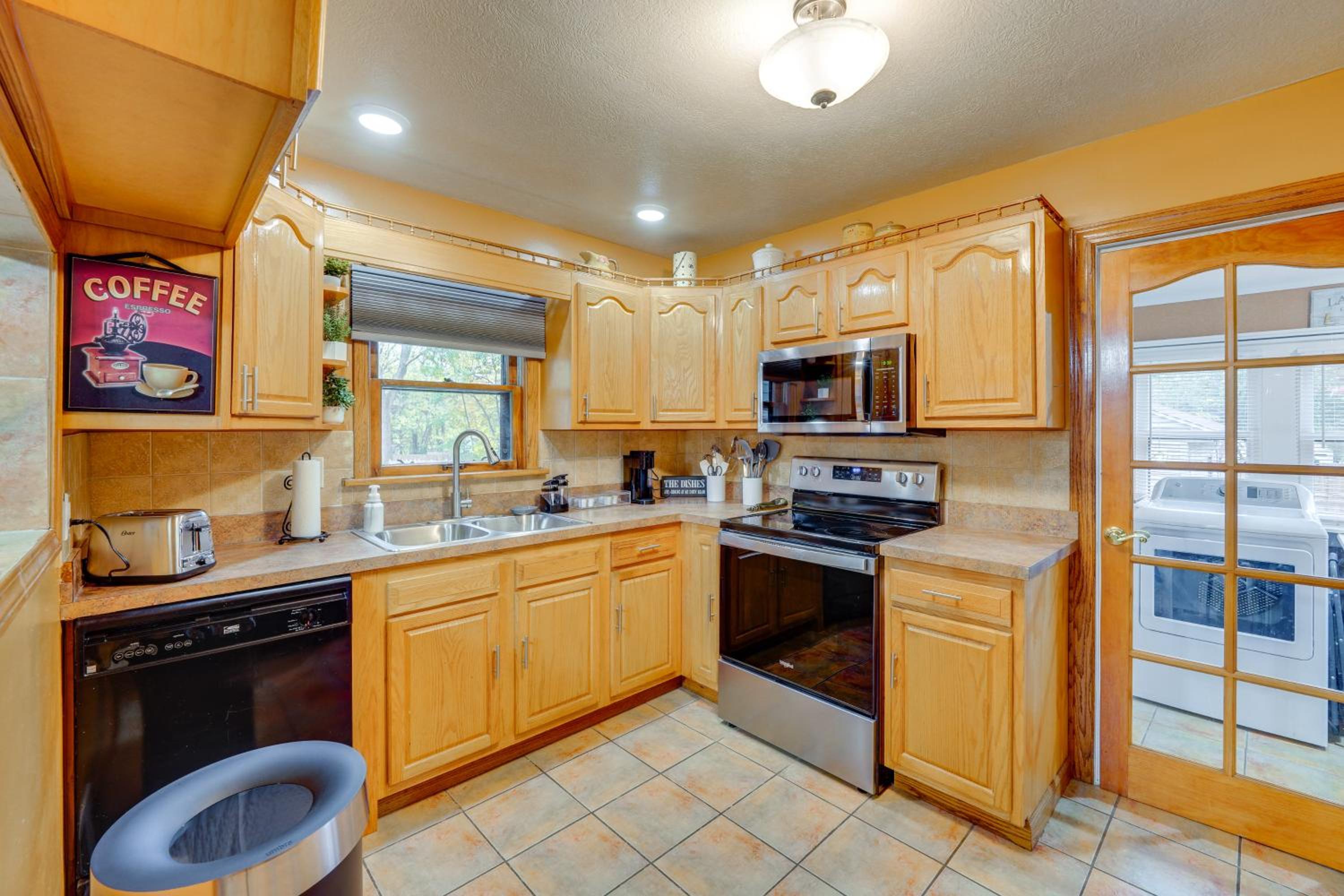 1 Mi to Akron Zoo Ranch-Style Home with Yard!