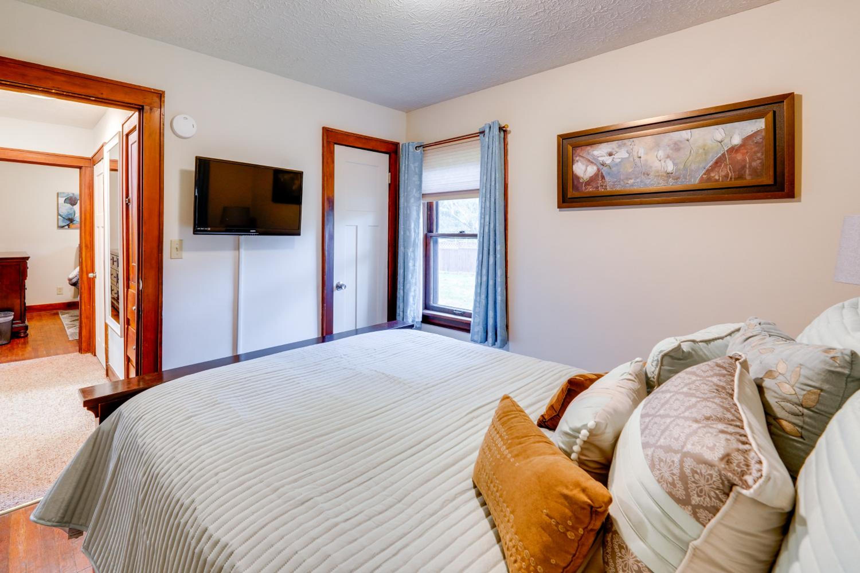 1 Mi to Akron Zoo Ranch-Style Home with Yard!