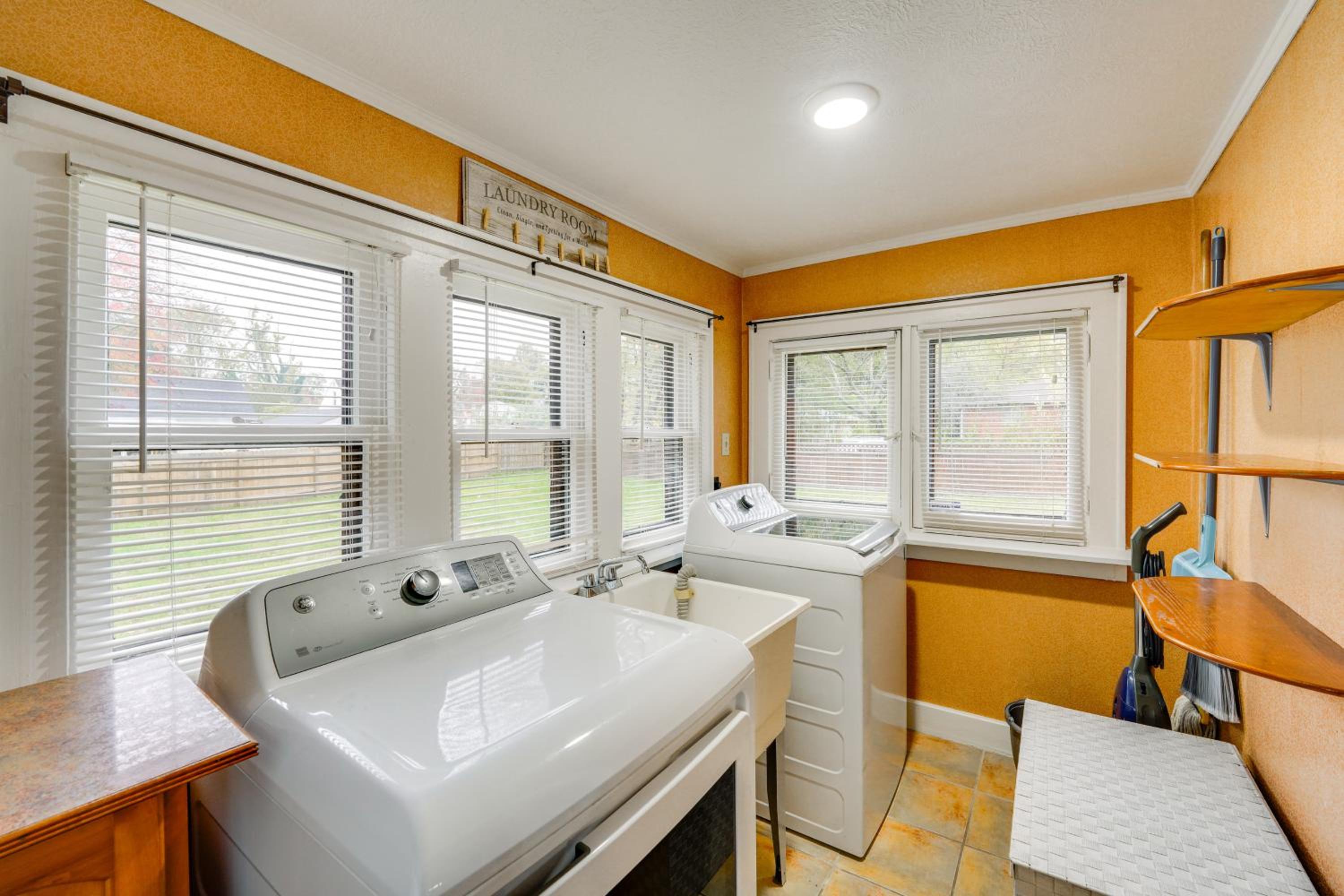 1 Mi to Akron Zoo Ranch-Style Home with Yard!