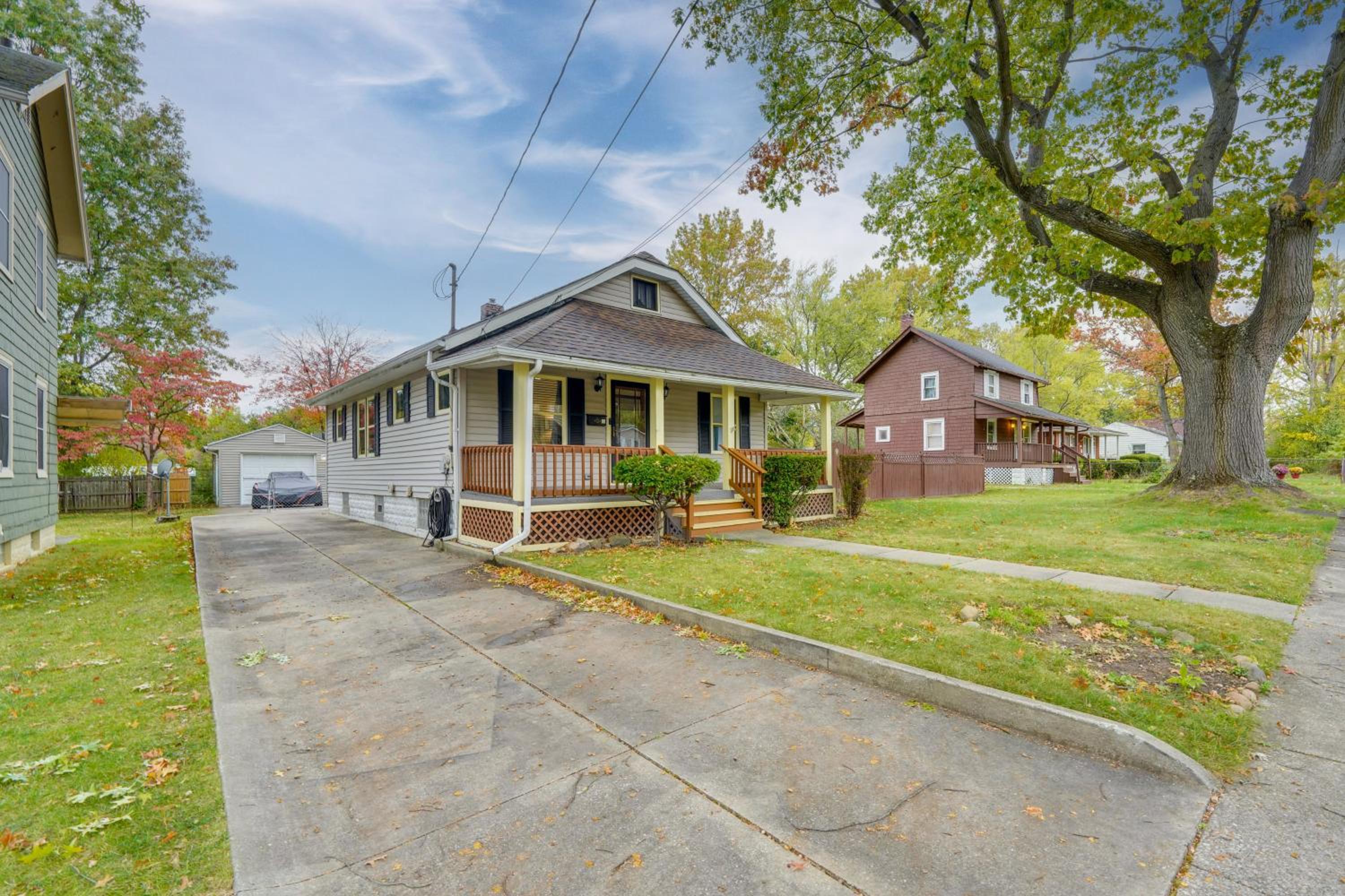 1 Mi to Akron Zoo Ranch-Style Home with Yard!