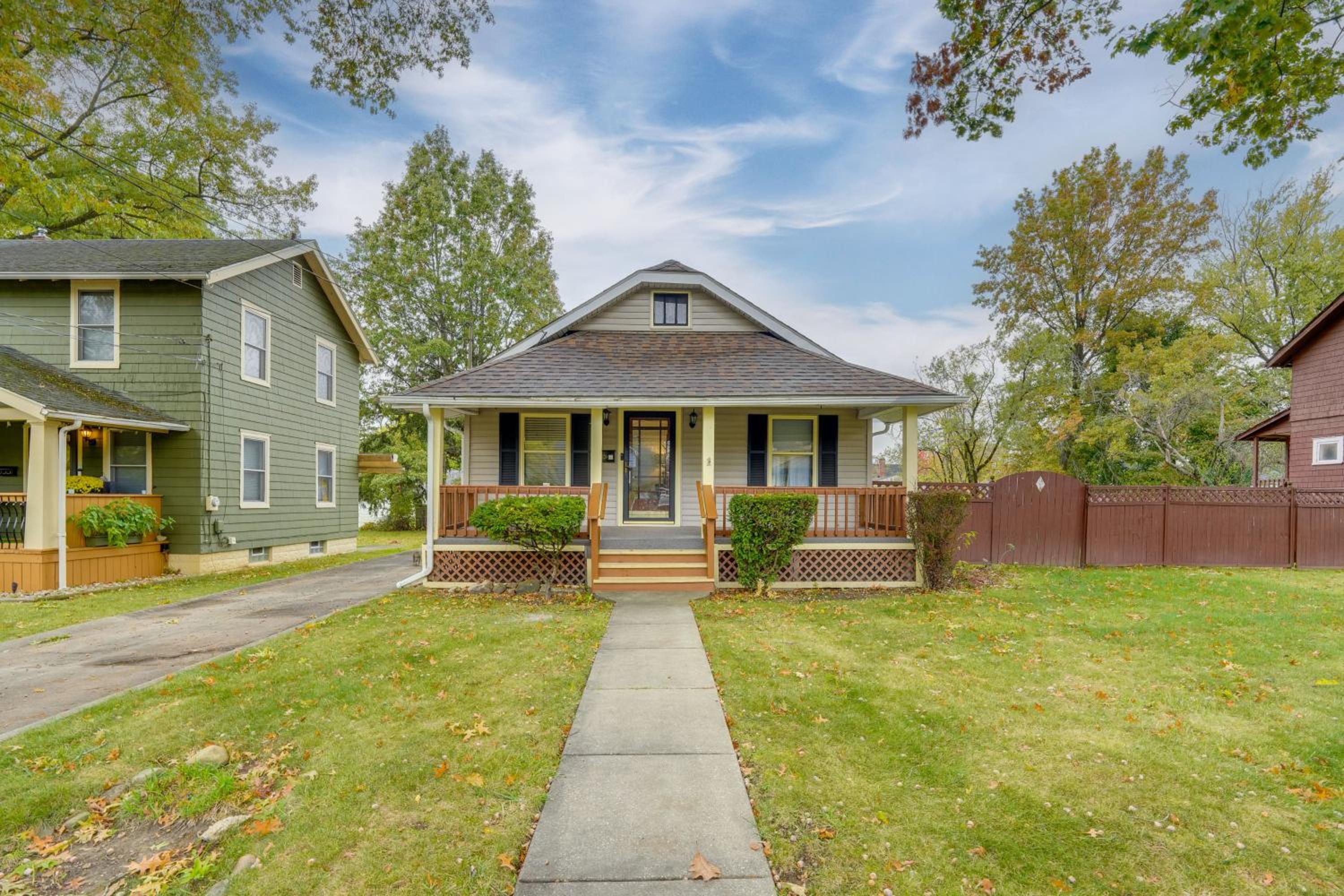1 Mi to Akron Zoo Ranch-Style Home with Yard!