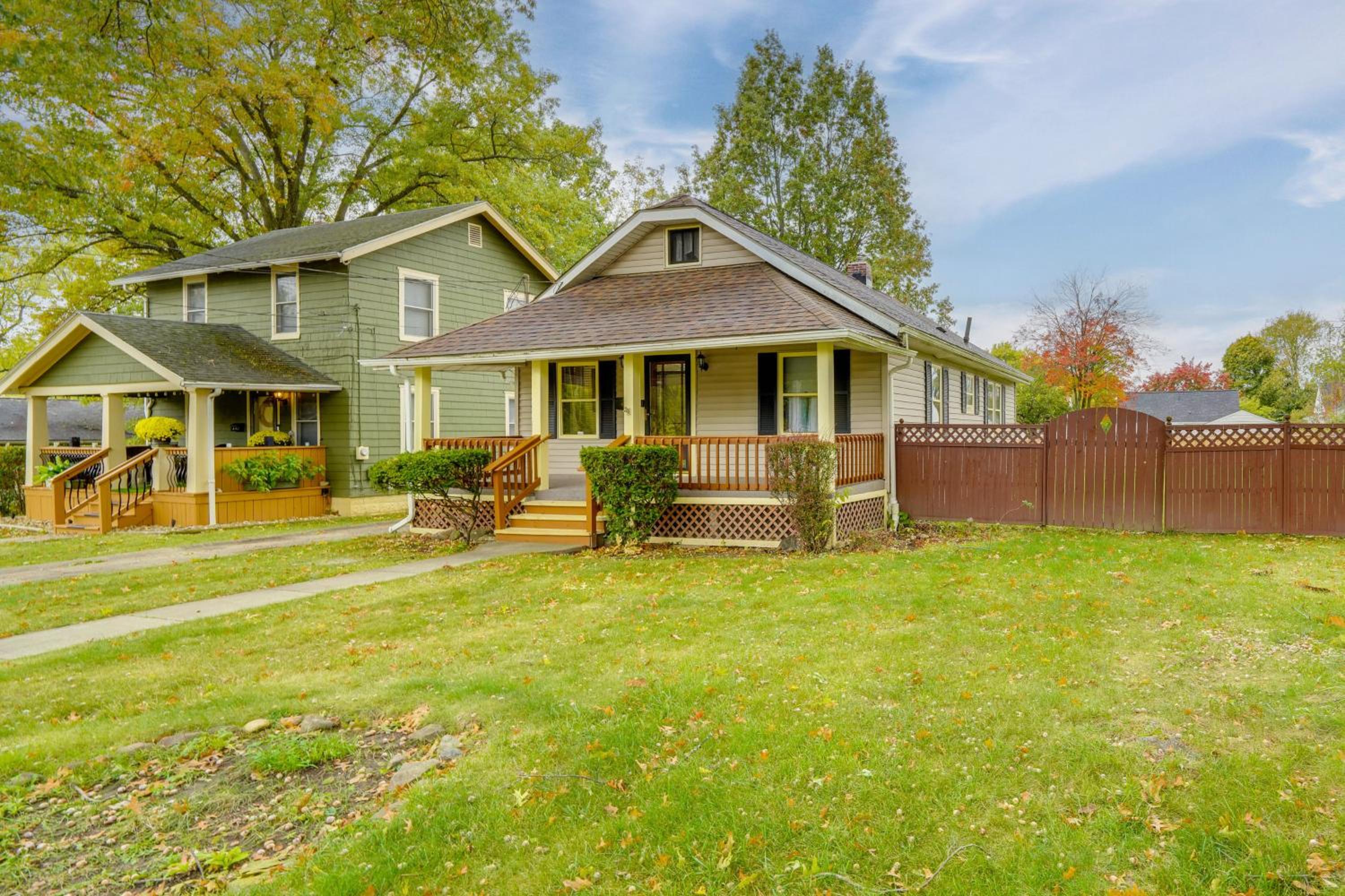 1 Mi to Akron Zoo Ranch-Style Home with Yard!