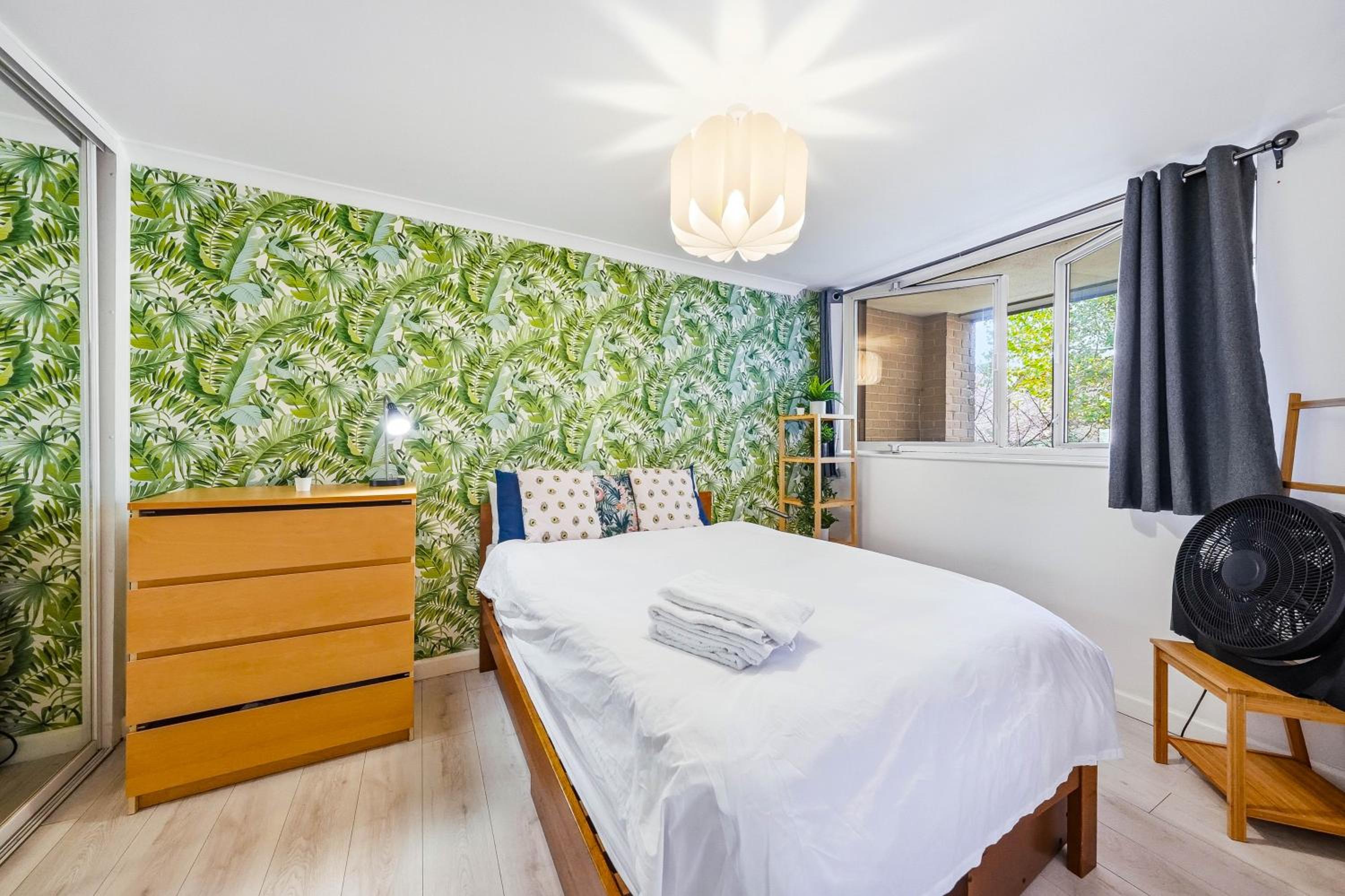 London Central 2 Bathroom Flat with Parking & Balcony