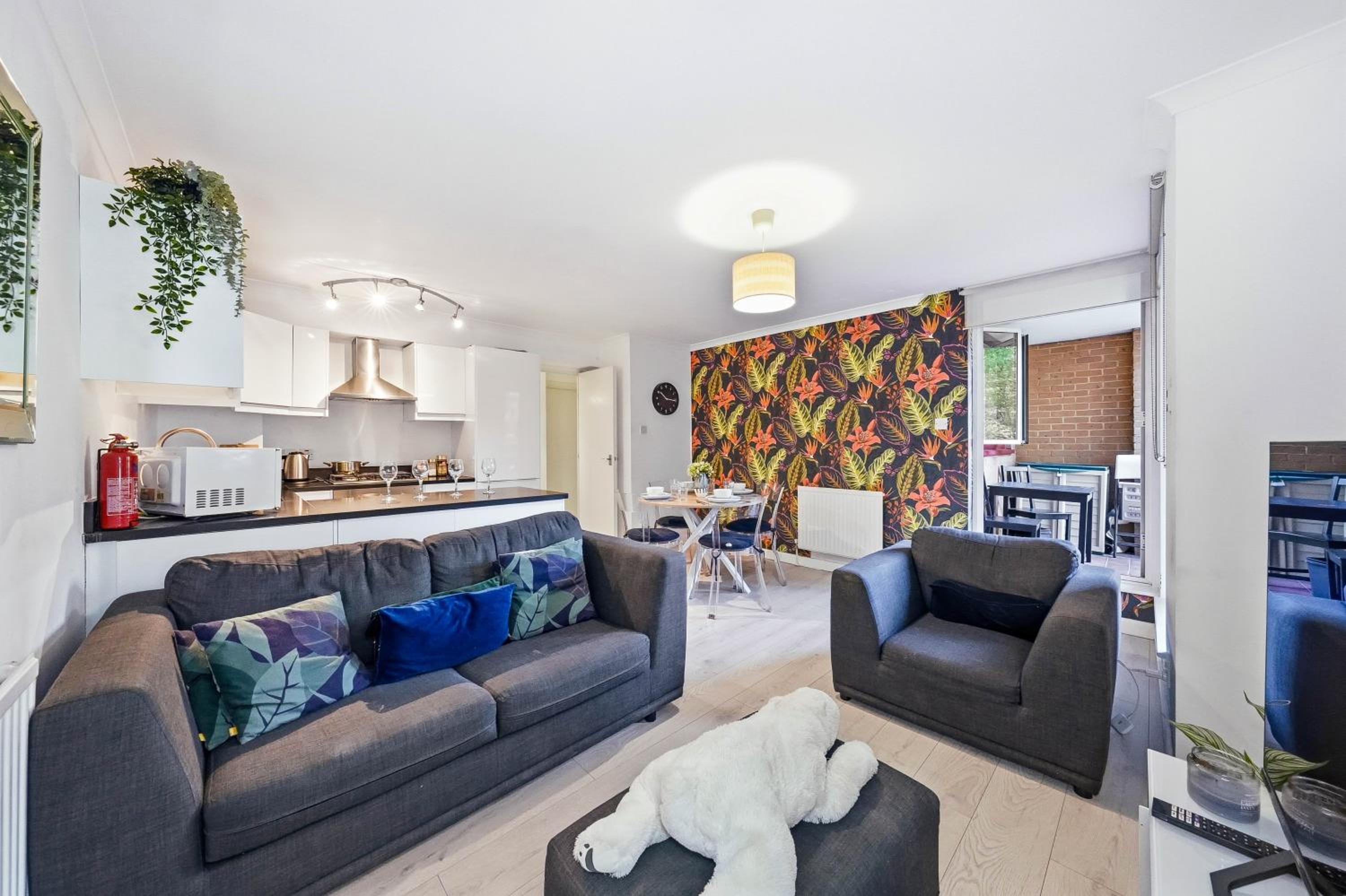 London Central 2 Bathroom Flat with Parking & Balcony