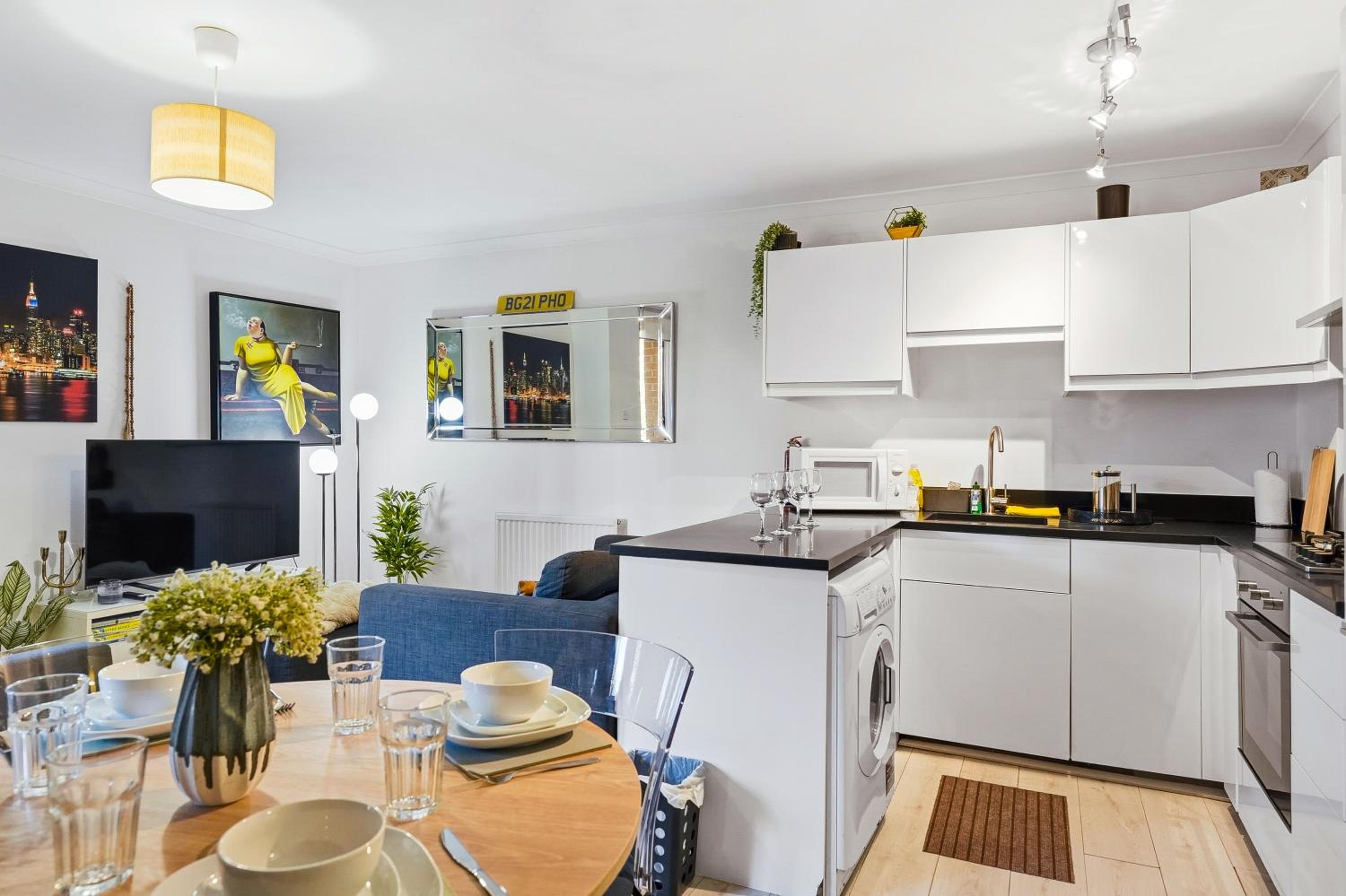 London Central 2 Bathroom Flat with Parking & Balcony