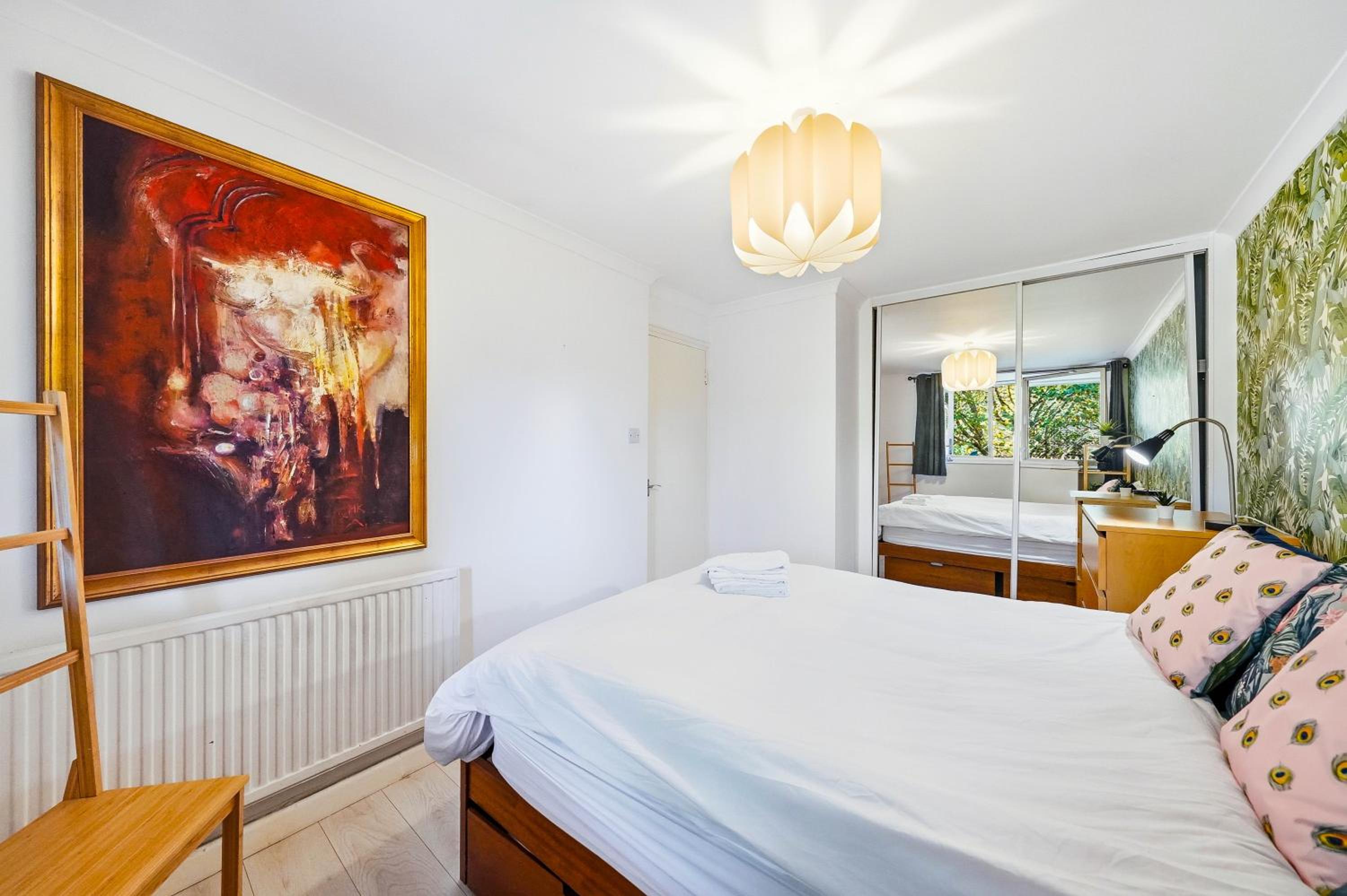 London Central 2 Bathroom Flat with Parking & Balcony