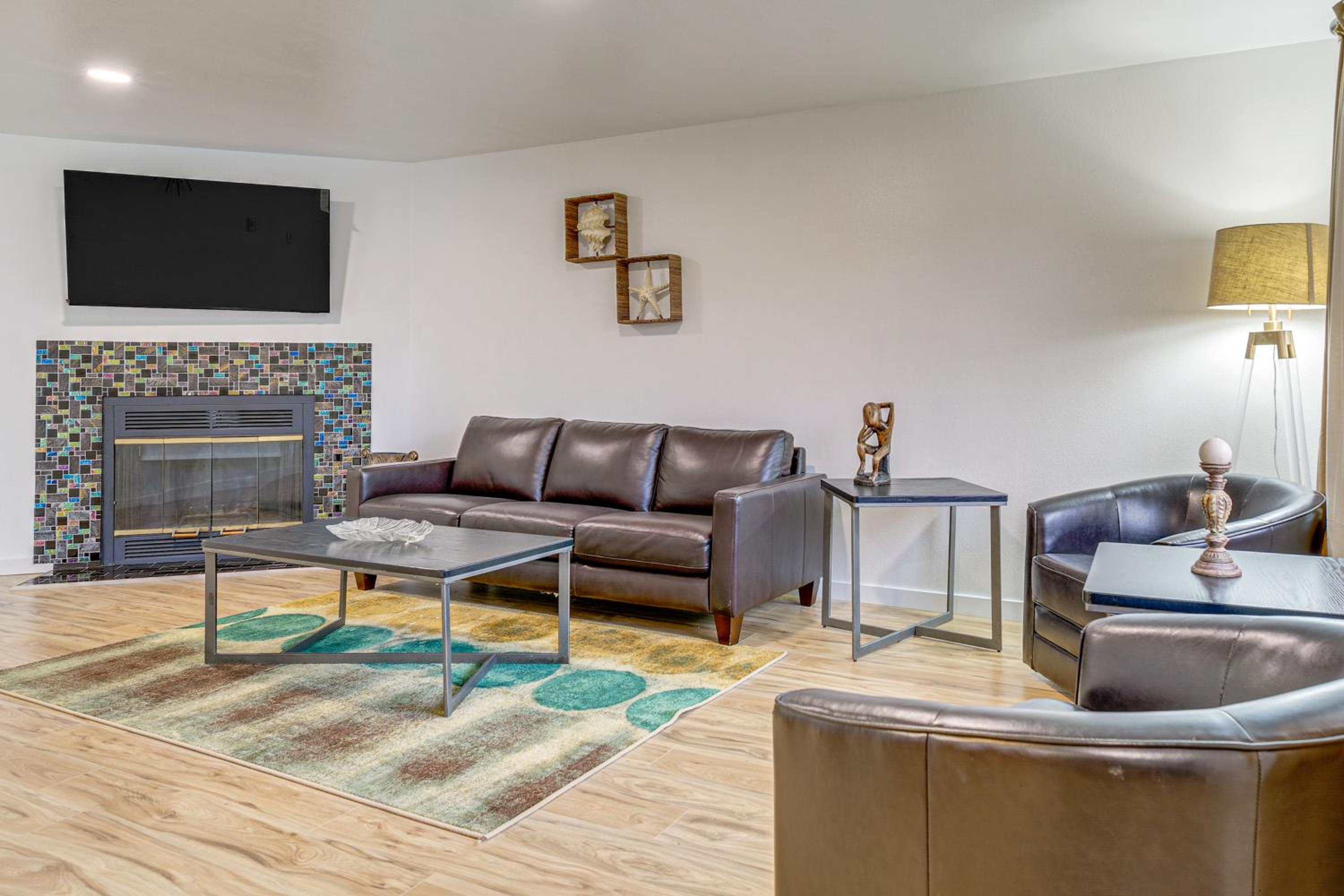 Quiet, Pet Friendly! Bothell Apt Near Wine Country