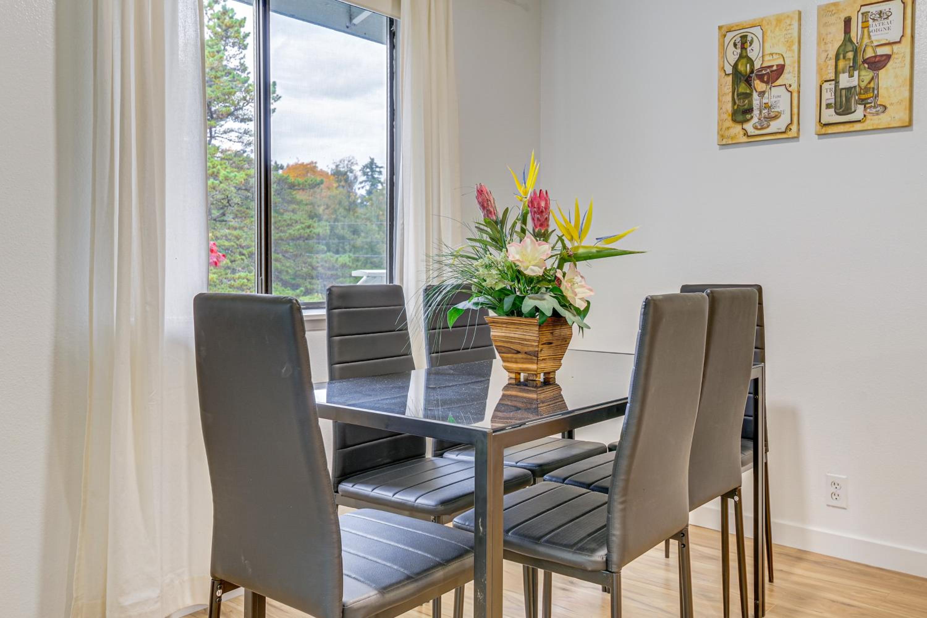 Quiet, Pet Friendly! Bothell Apt Near Wine Country