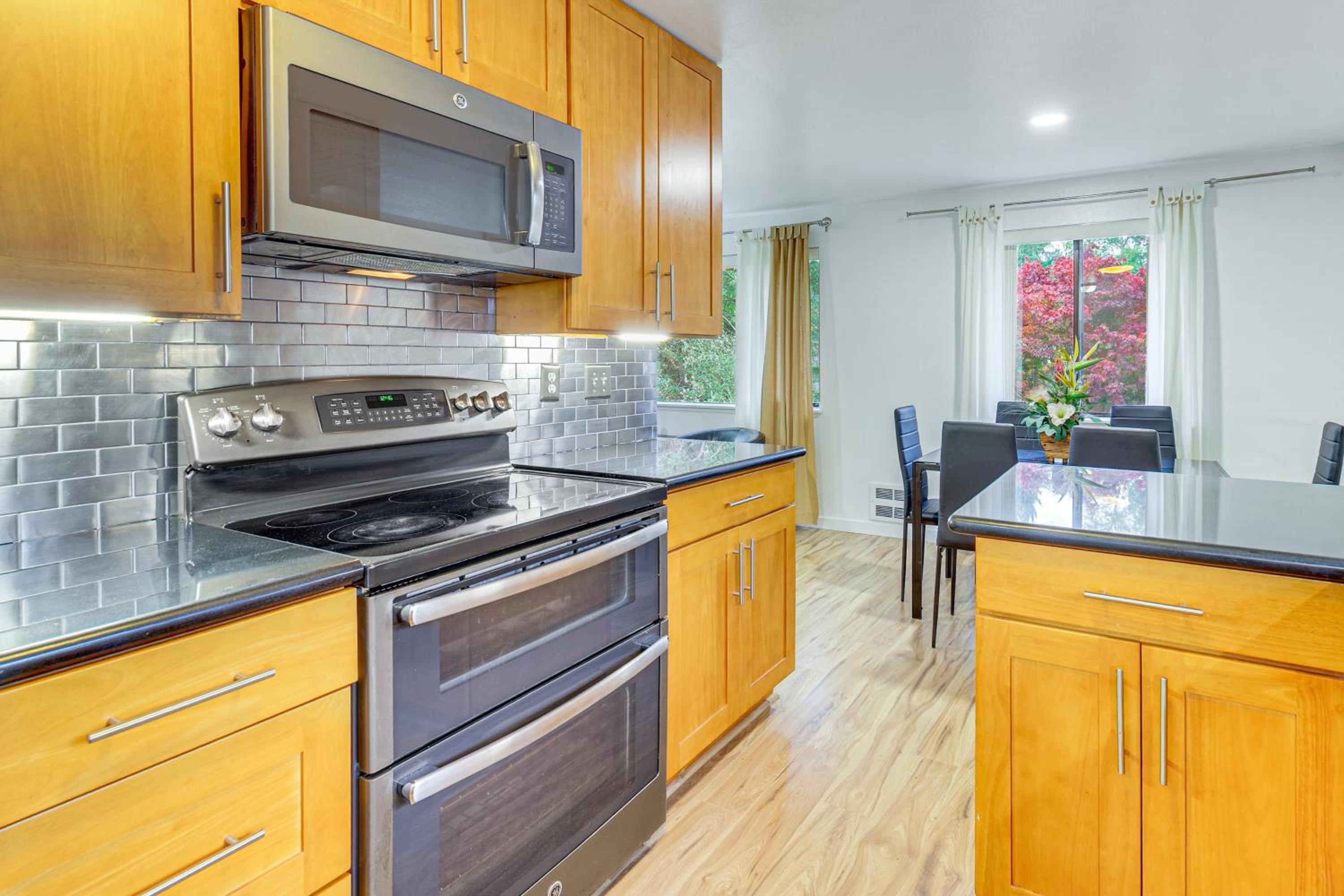 Quiet, Pet Friendly! Bothell Apt Near Wine Country