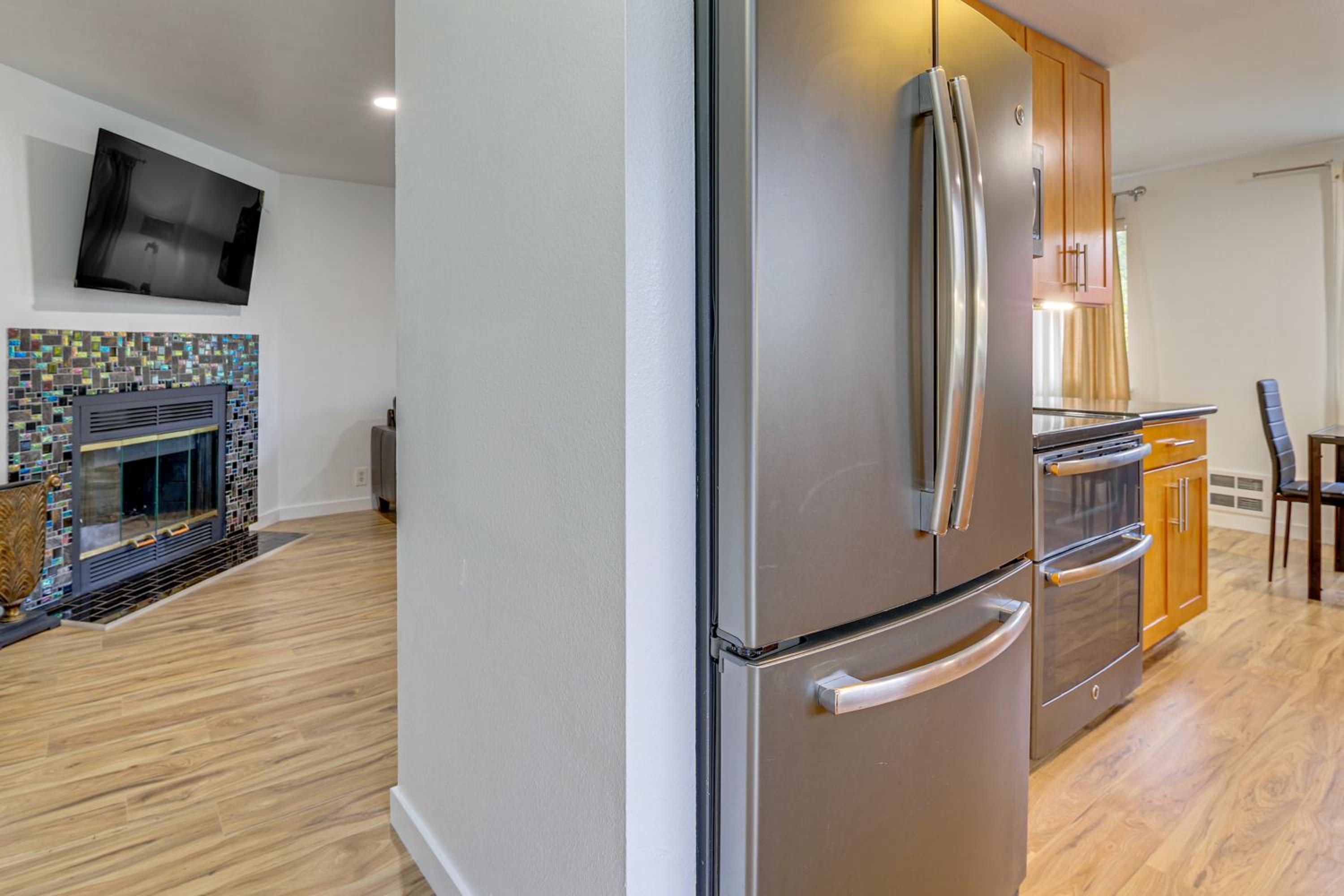 Quiet, Pet Friendly! Bothell Apt Near Wine Country