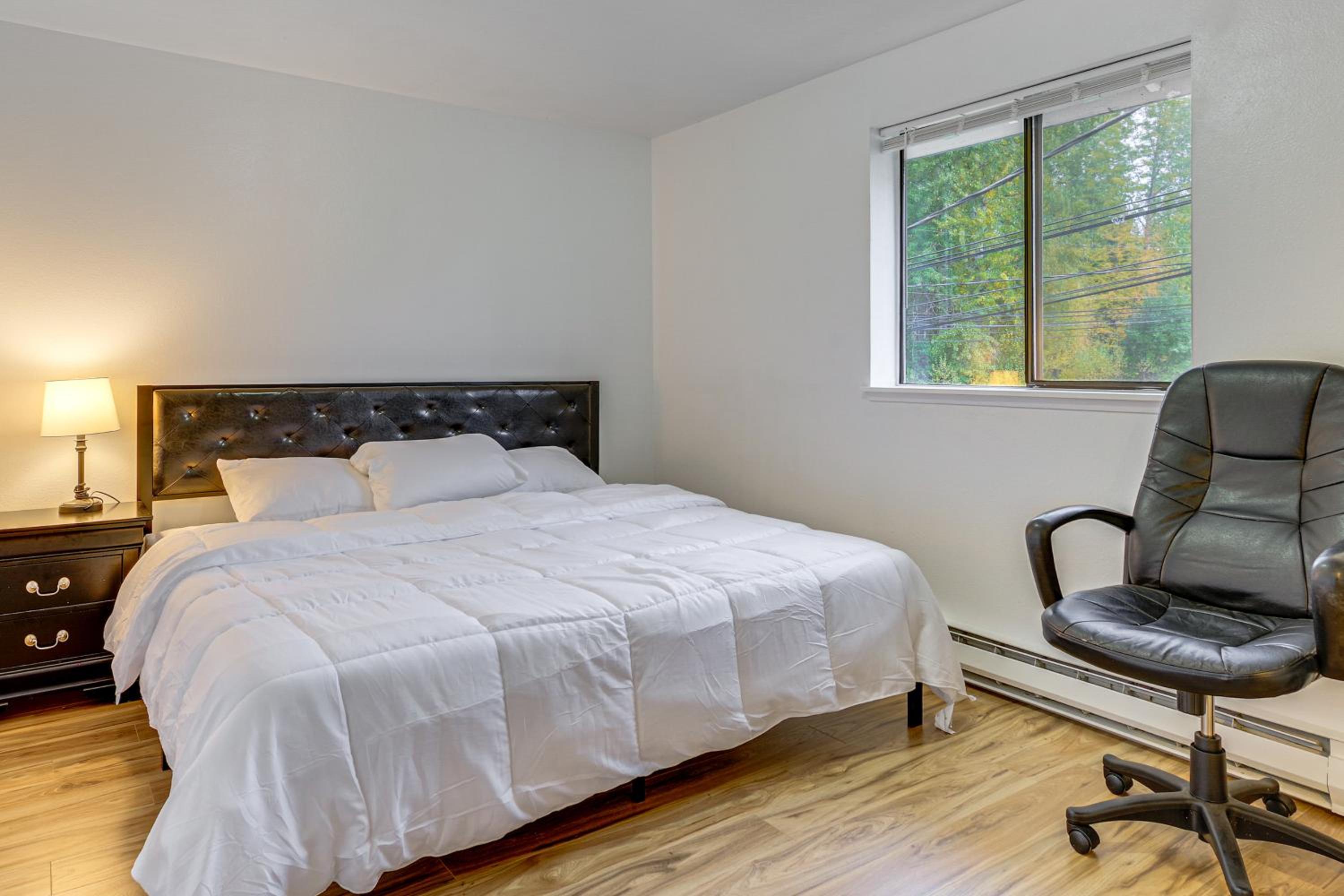 Quiet, Pet Friendly! Bothell Apt Near Wine Country