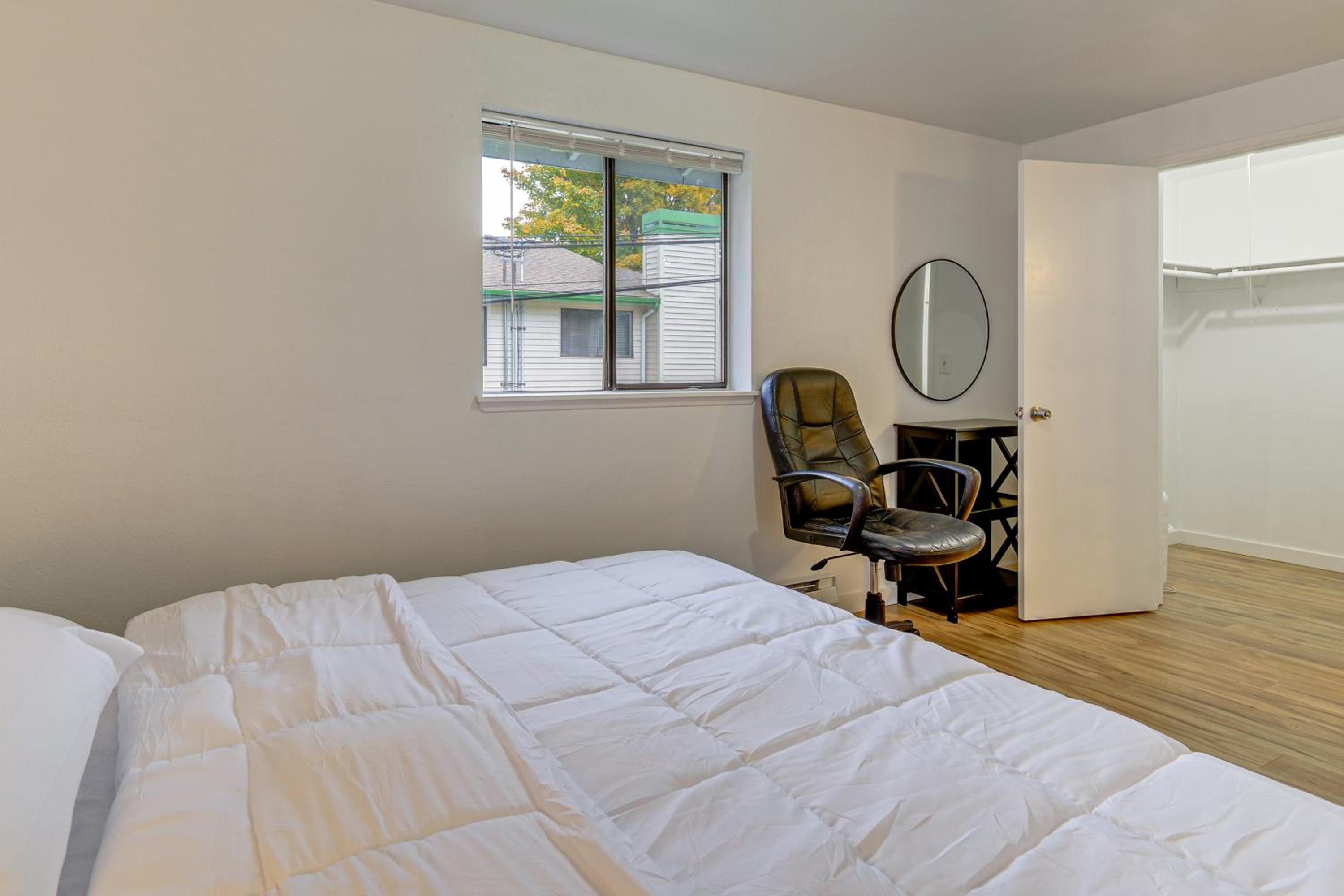 Quiet, Pet Friendly! Bothell Apt Near Wine Country