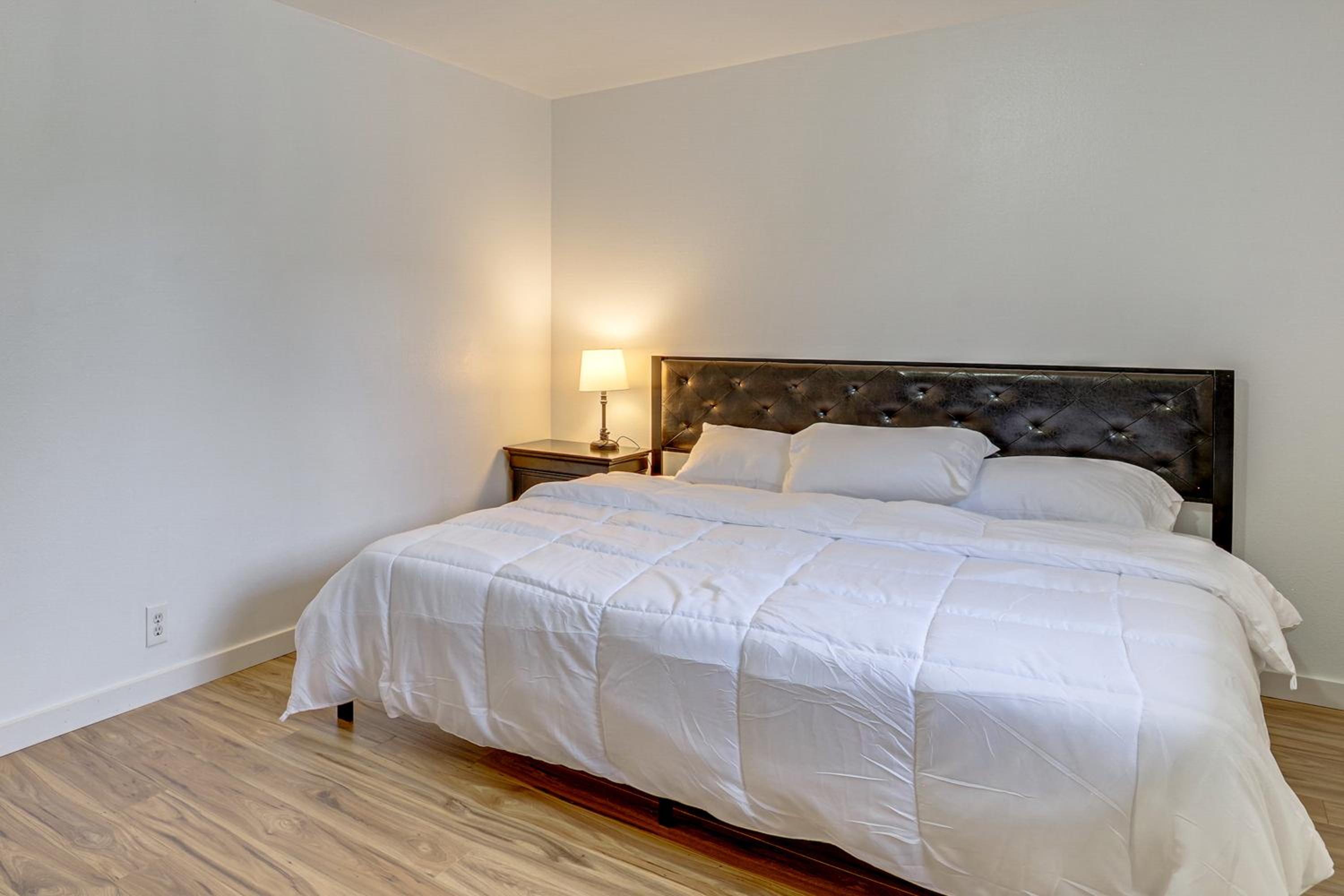 Quiet, Pet Friendly! Bothell Apt Near Wine Country
