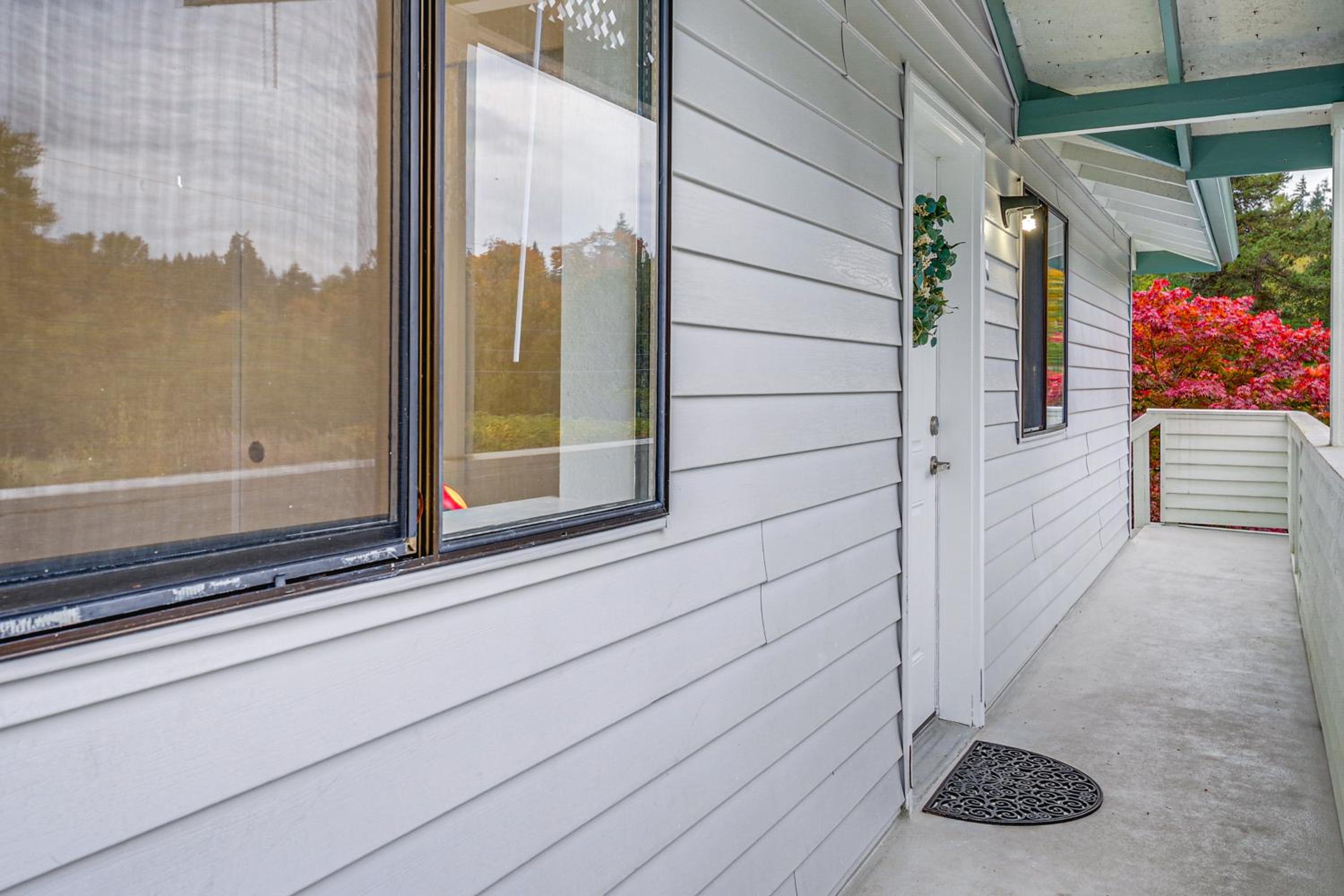 Quiet, Pet Friendly! Bothell Apt Near Wine Country