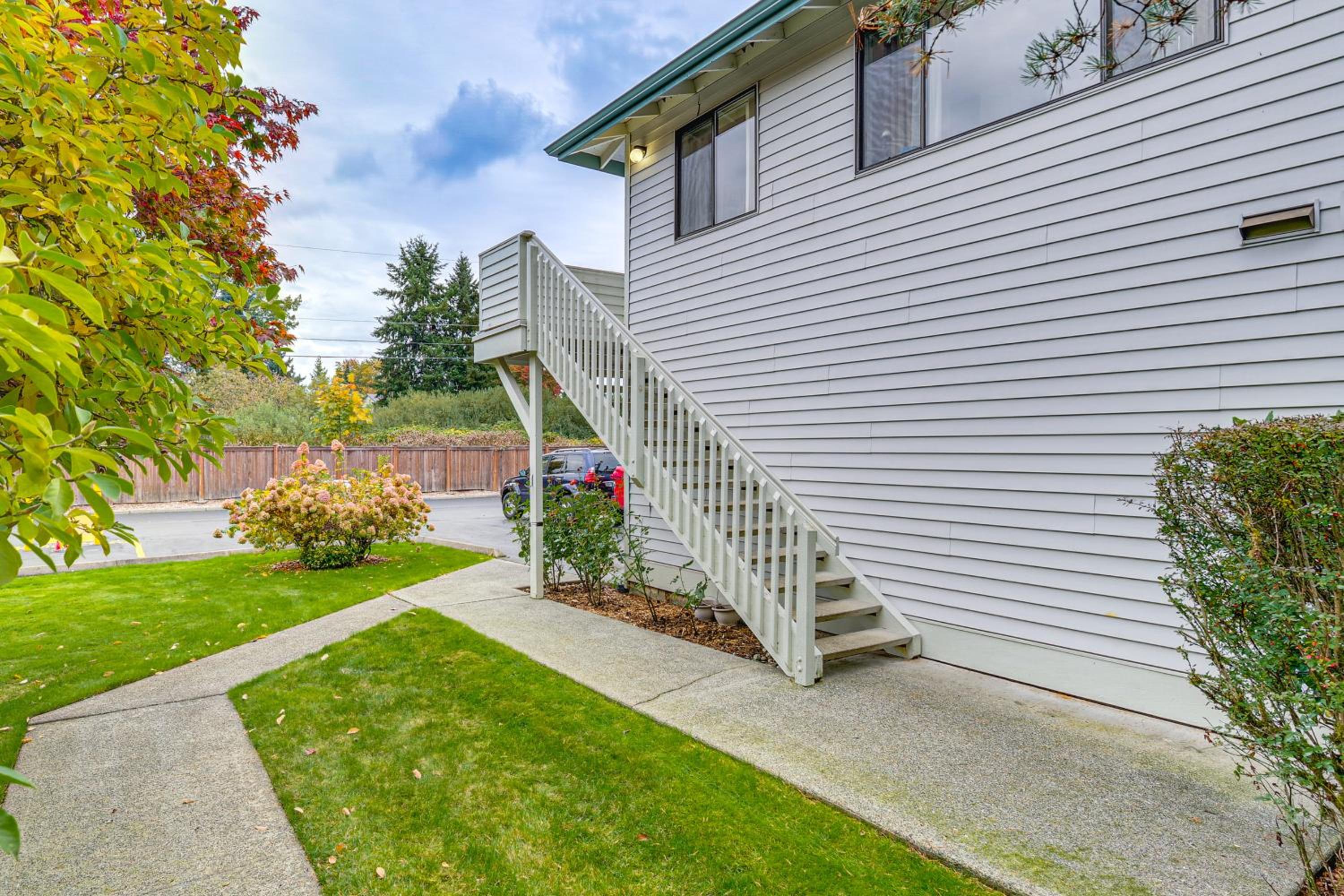 Quiet, Pet Friendly! Bothell Apt Near Wine Country
