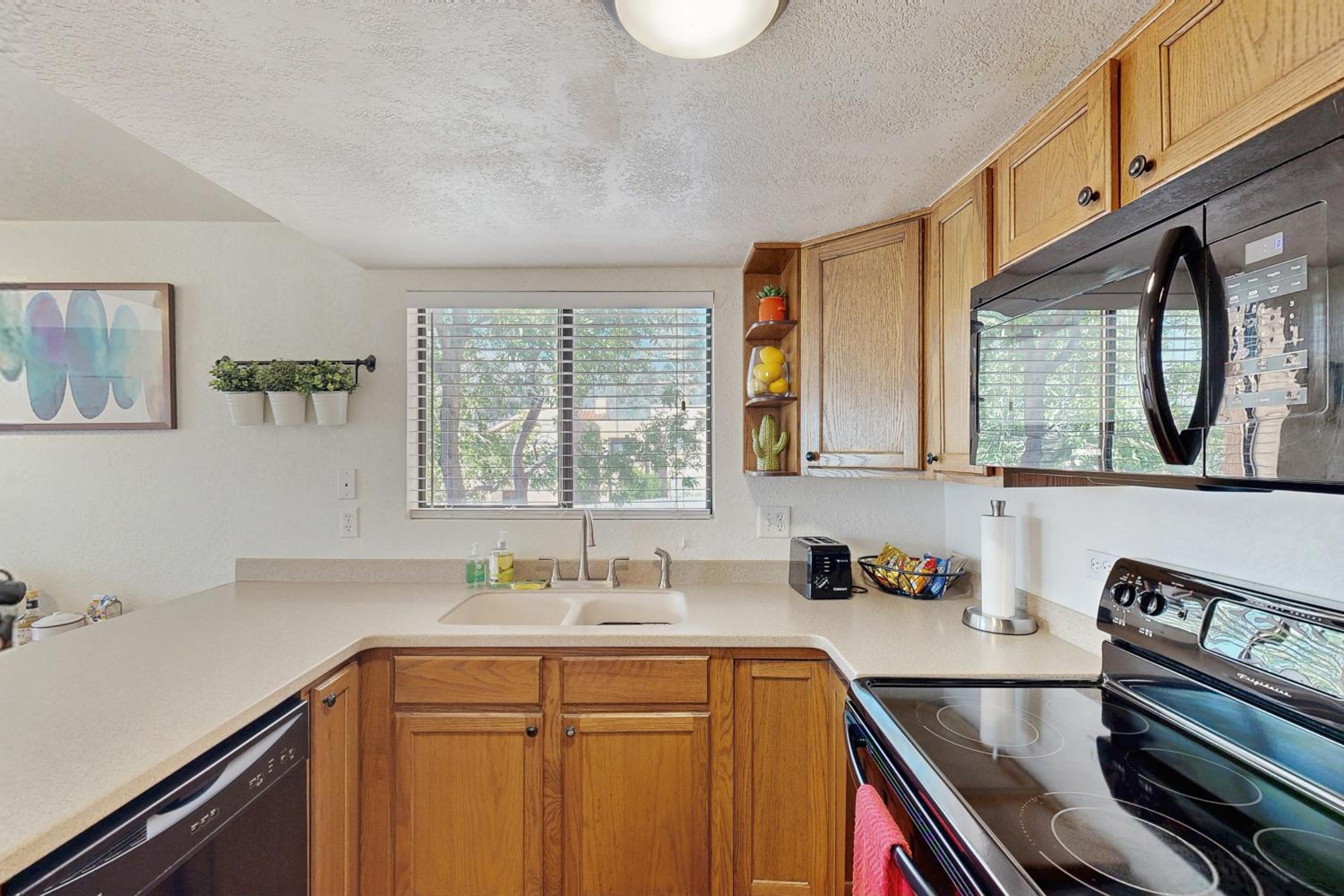 Mtn-View Condo with Resort Amenities in Tucson!