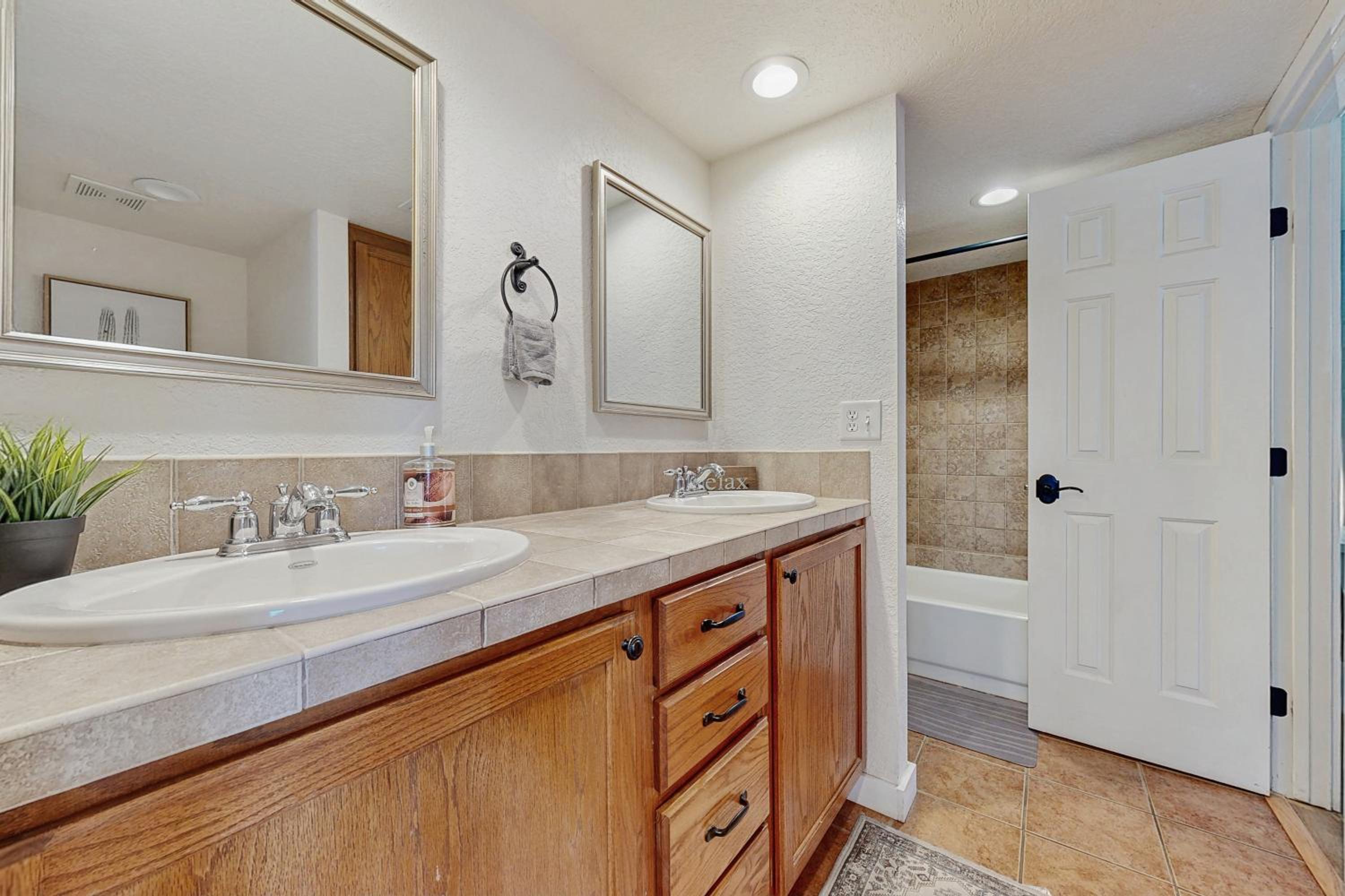 Mtn-View Condo with Resort Amenities in Tucson!