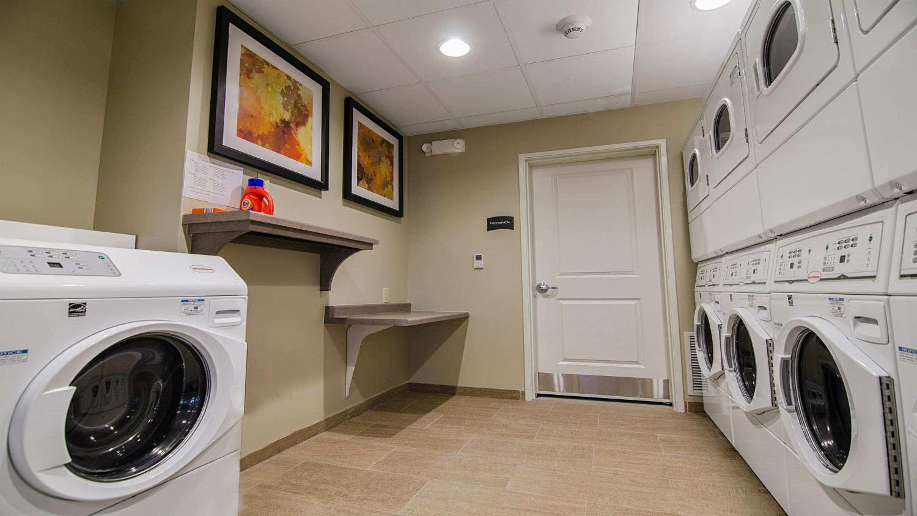 Holiday Inn Express & Suites DFW Airport Southwest - Euless by IHG
