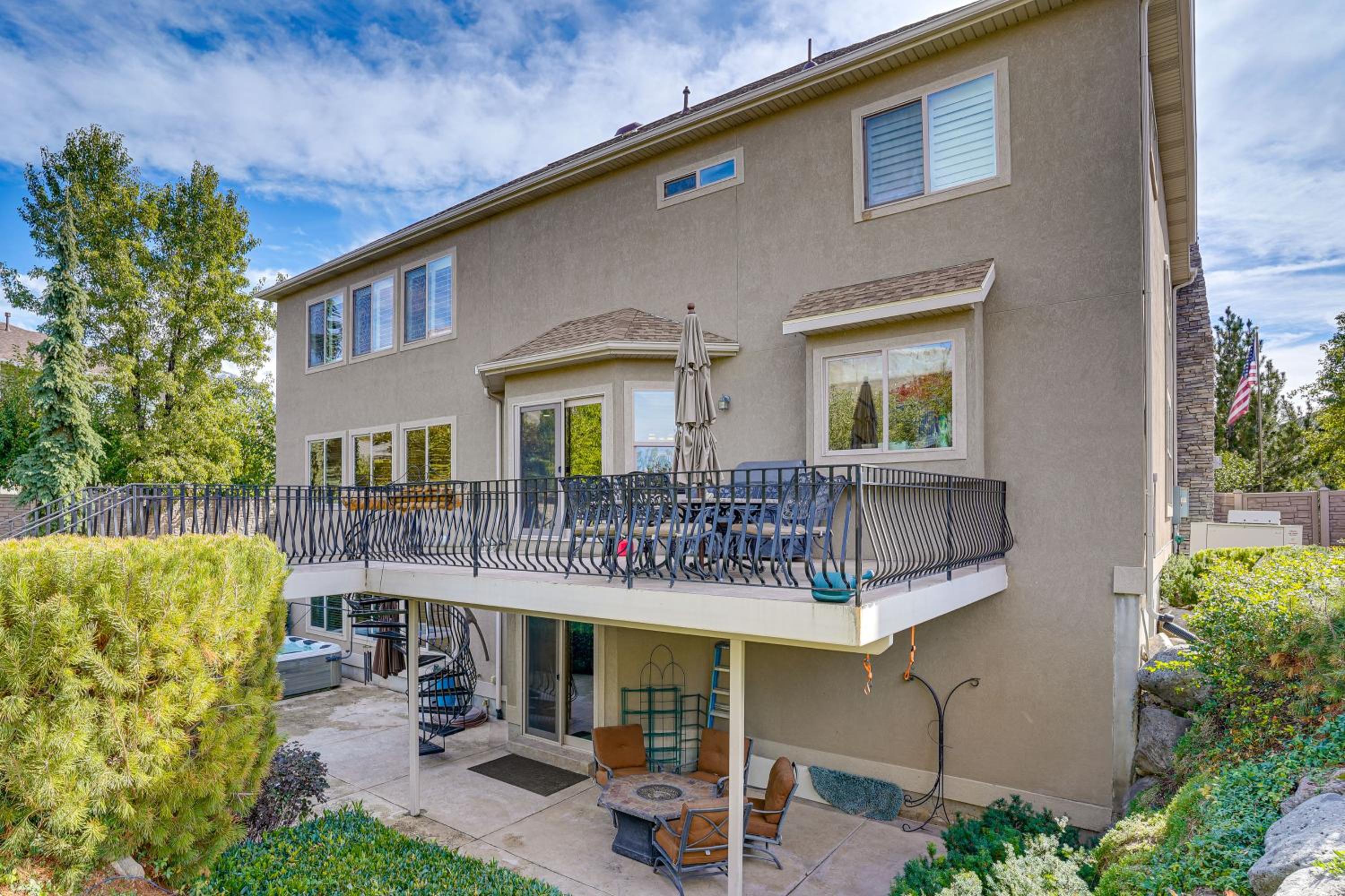 Elegant 6,300-Sq-Ft Family Home with Hot Tub in Orem