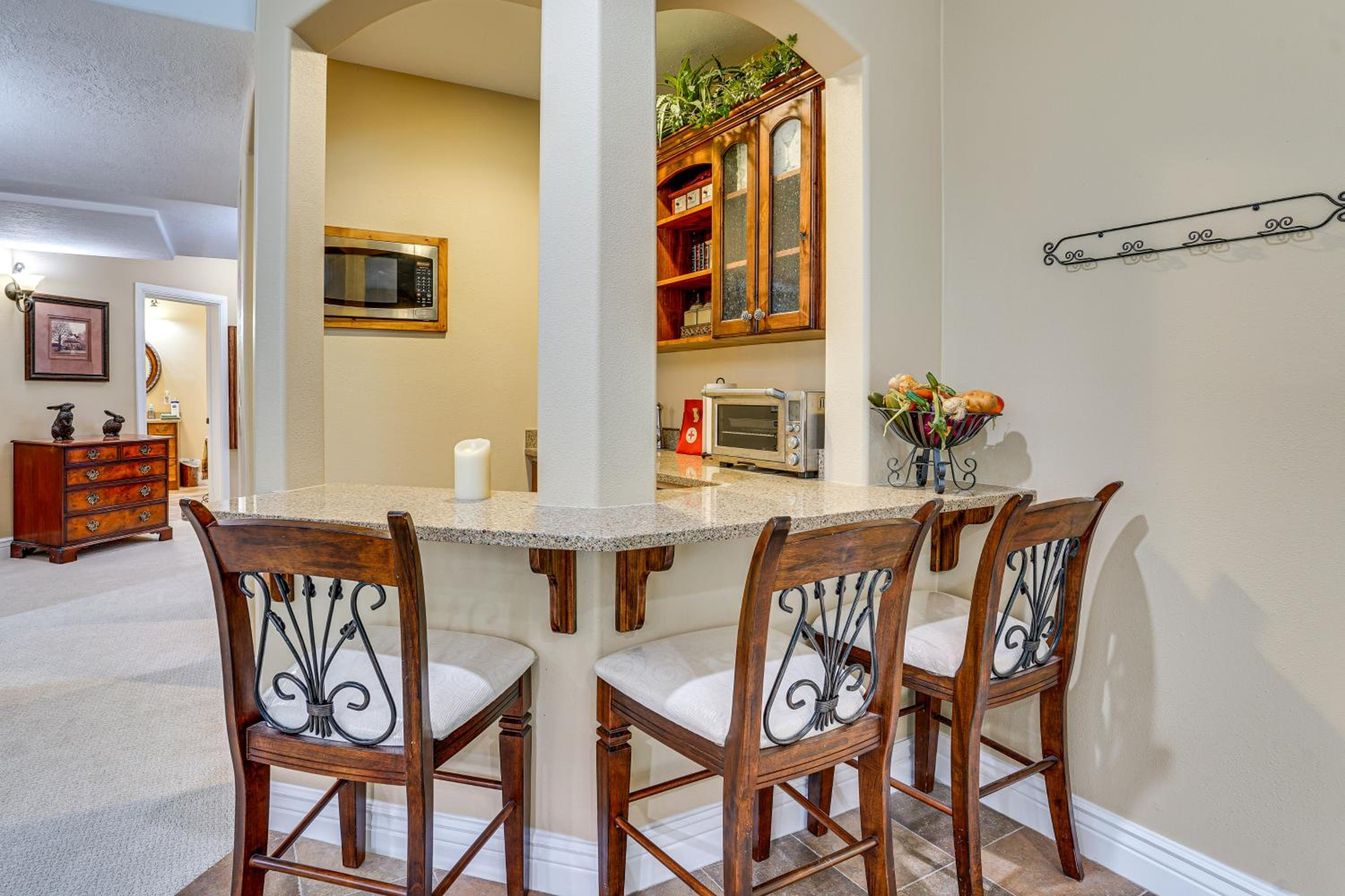 Elegant 6,300-Sq-Ft Family Home with Hot Tub in Orem