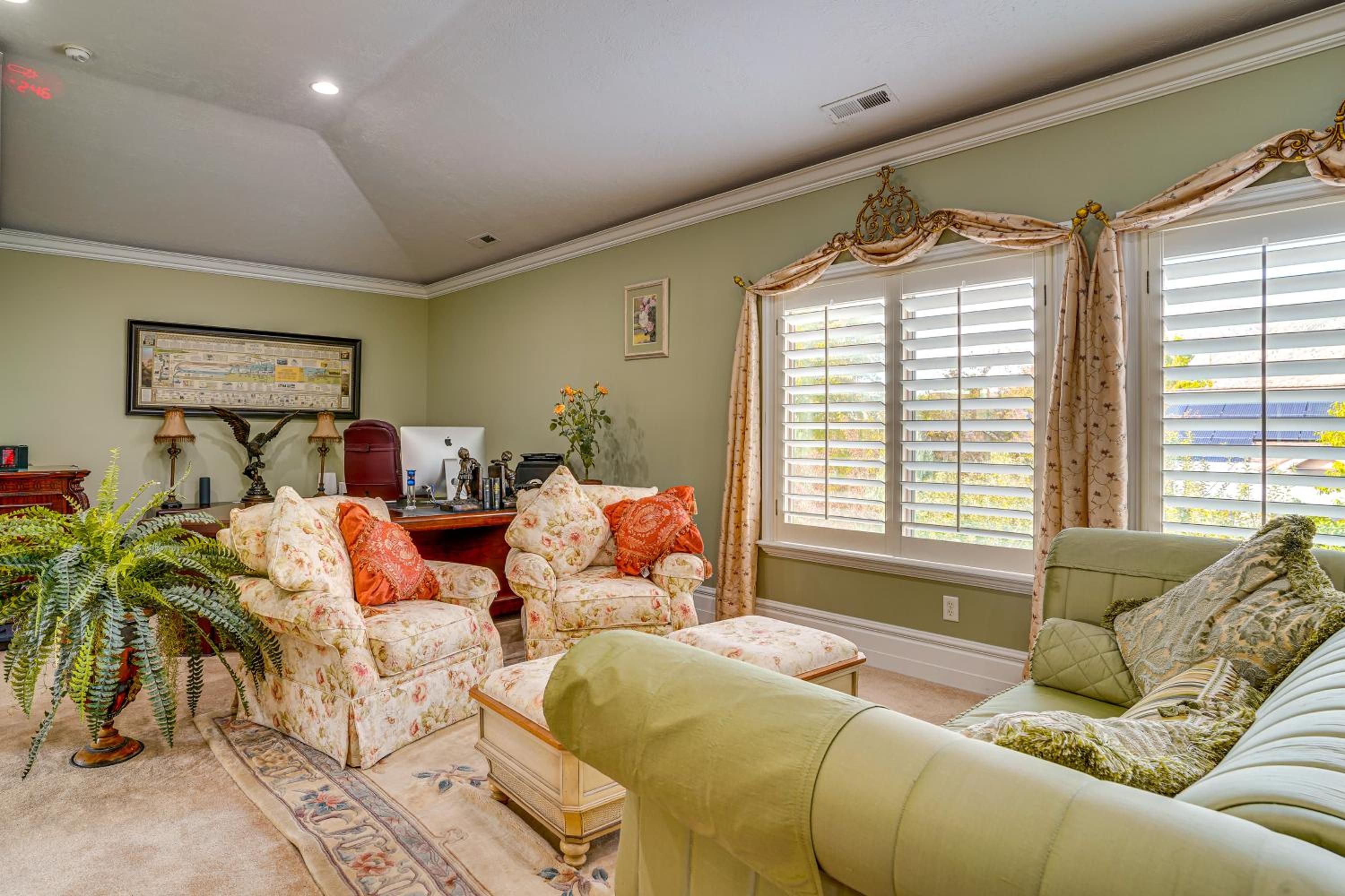 Elegant 6,300-Sq-Ft Family Home with Hot Tub in Orem