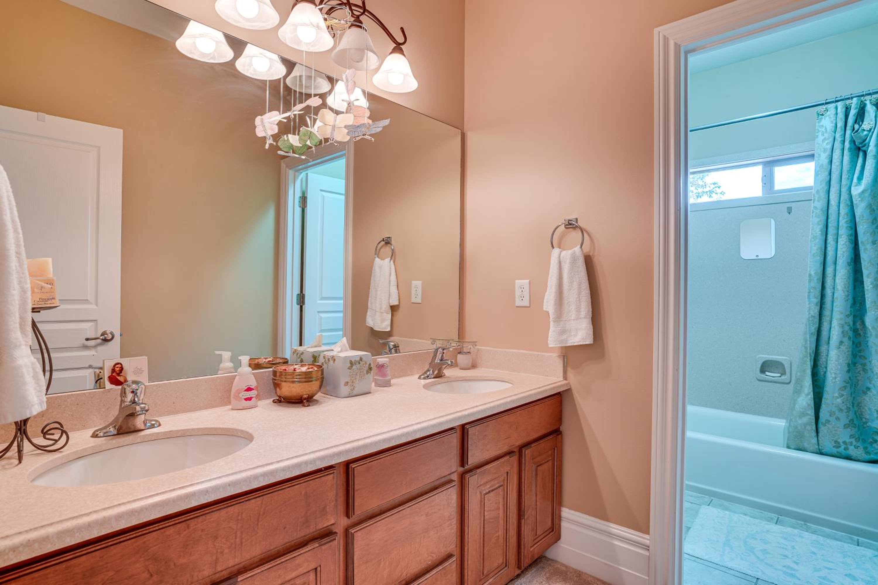 Elegant 6,300-Sq-Ft Family Home with Hot Tub in Orem