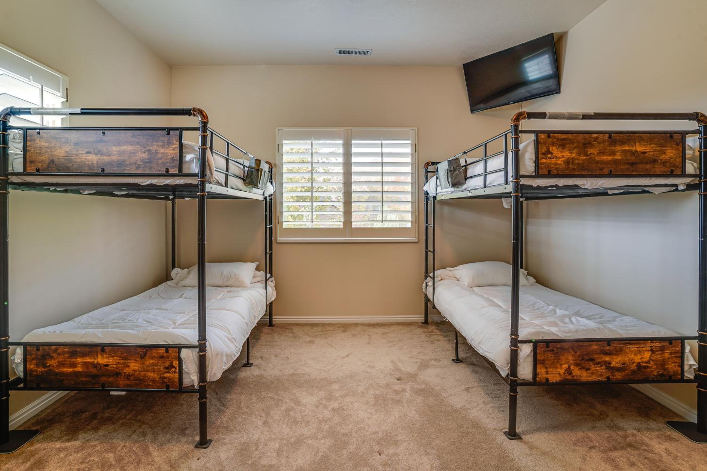 Elegant 6,300-Sq-Ft Family Home with Hot Tub in Orem