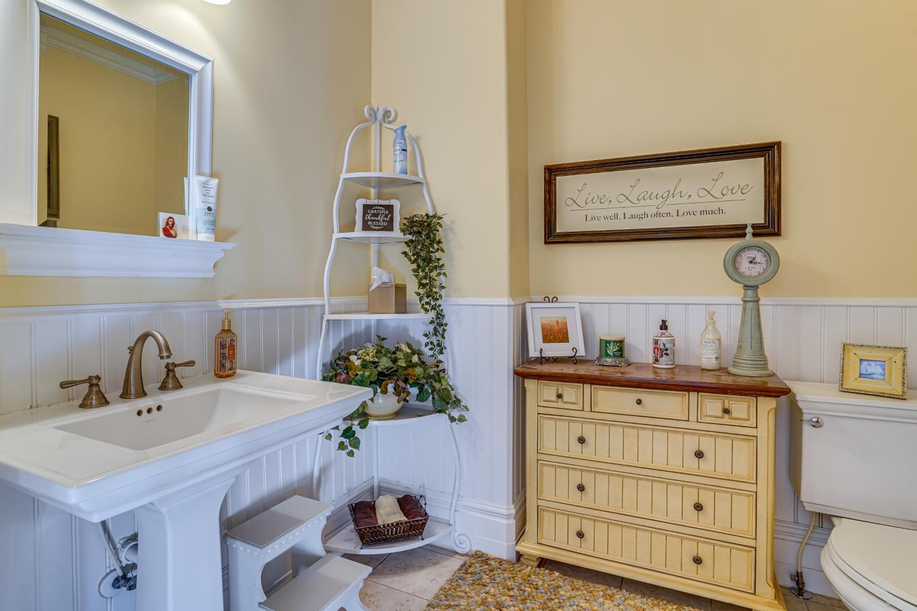 Elegant 6,300-Sq-Ft Family Home with Hot Tub in Orem