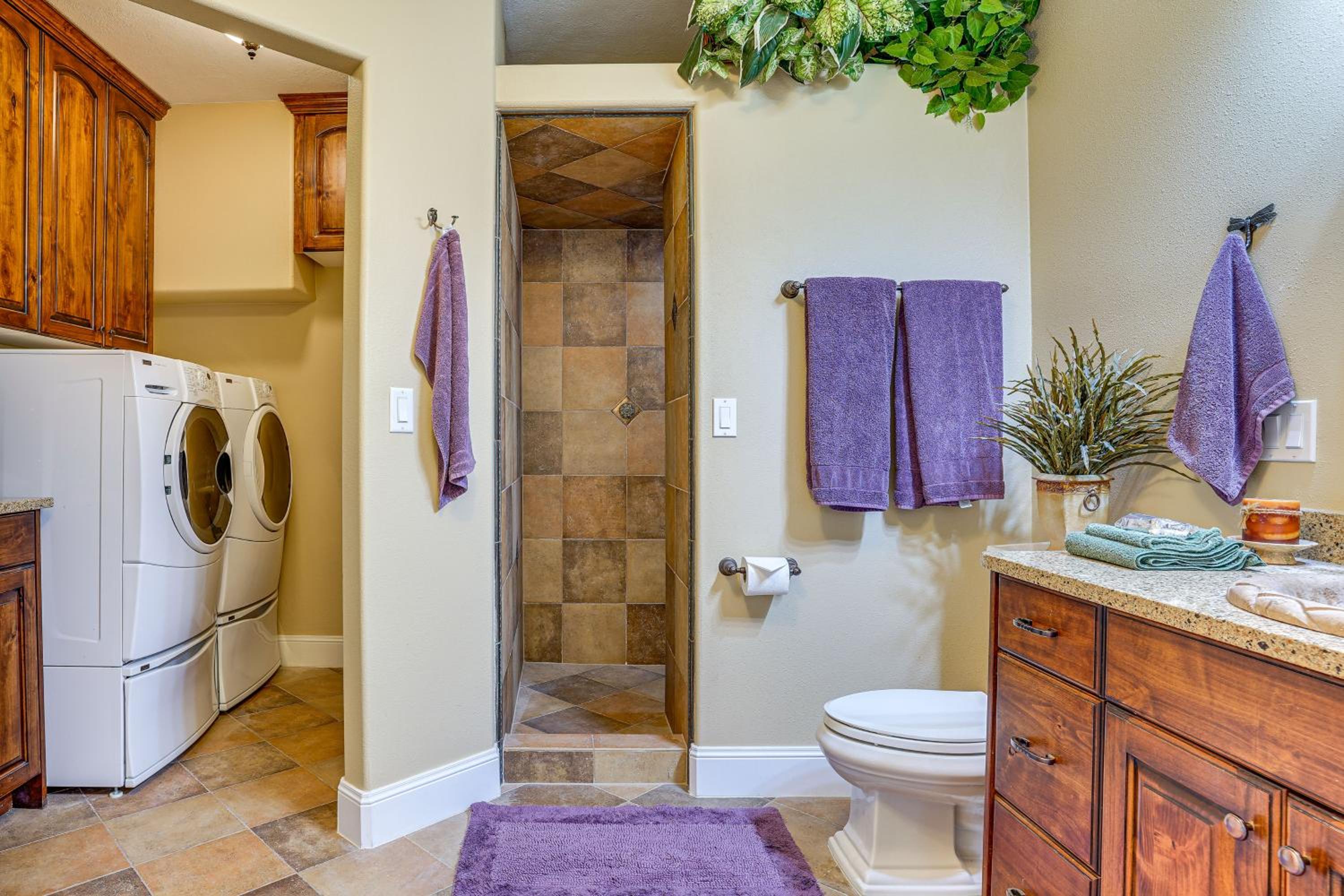Elegant 6,300-Sq-Ft Family Home with Hot Tub in Orem