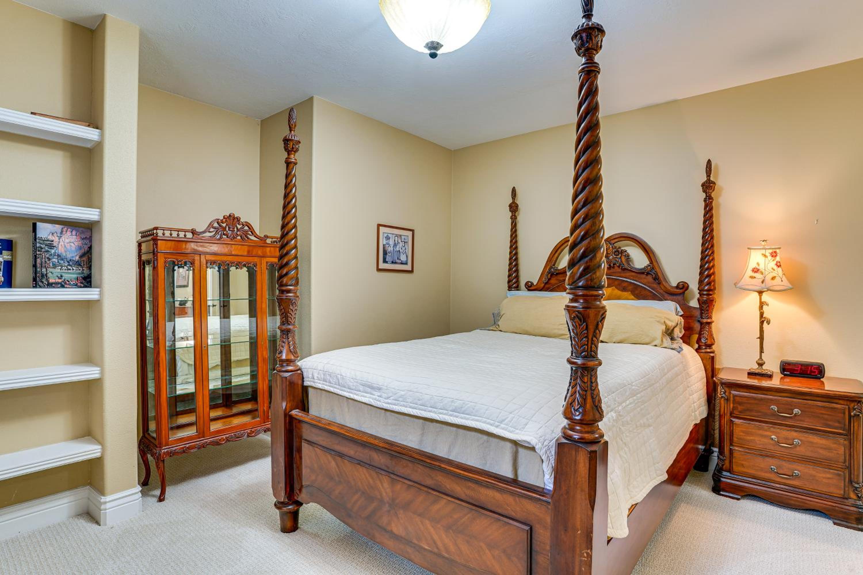 Elegant 6,300-Sq-Ft Family Home with Hot Tub in Orem
