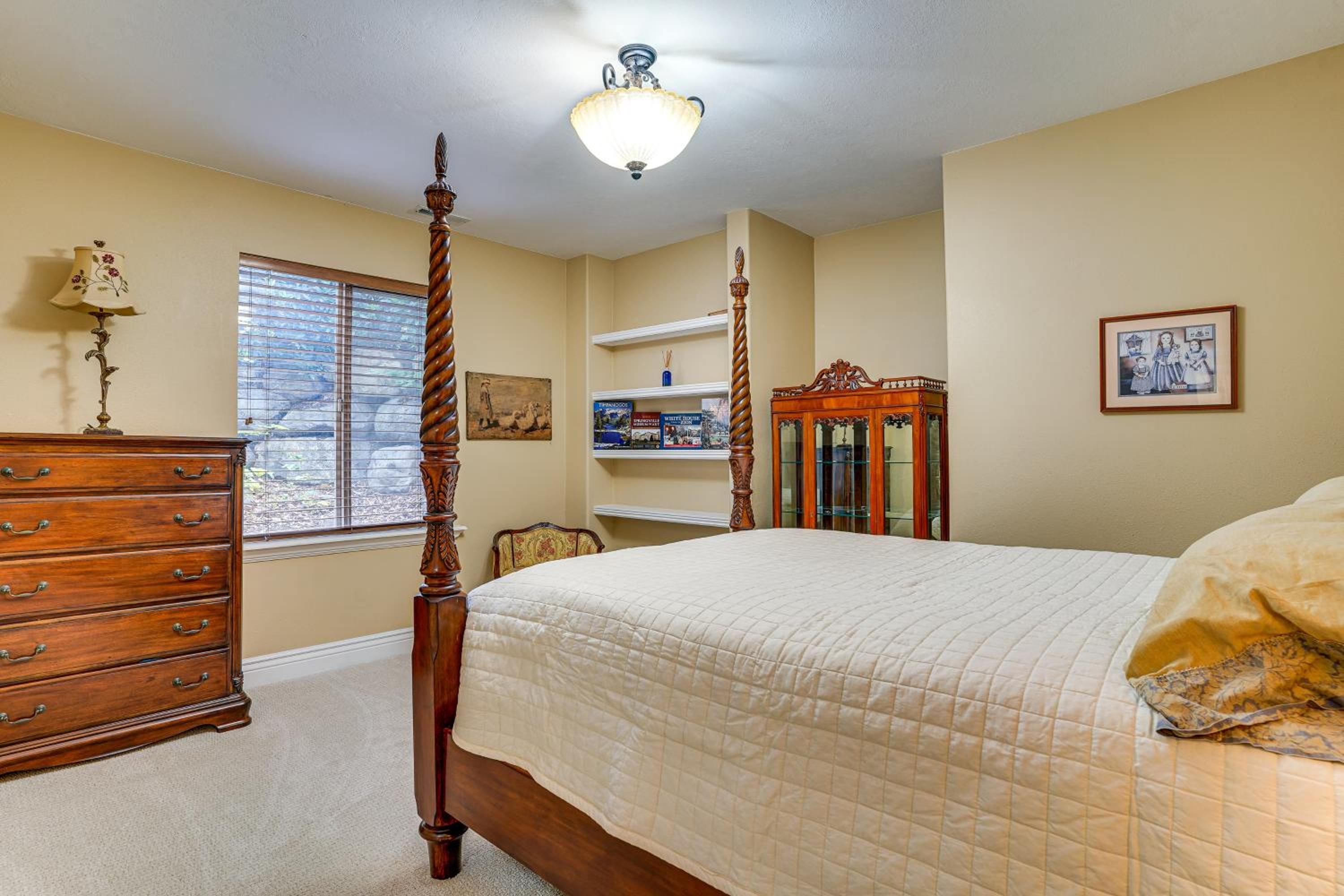 Elegant 6,300-Sq-Ft Family Home with Hot Tub in Orem