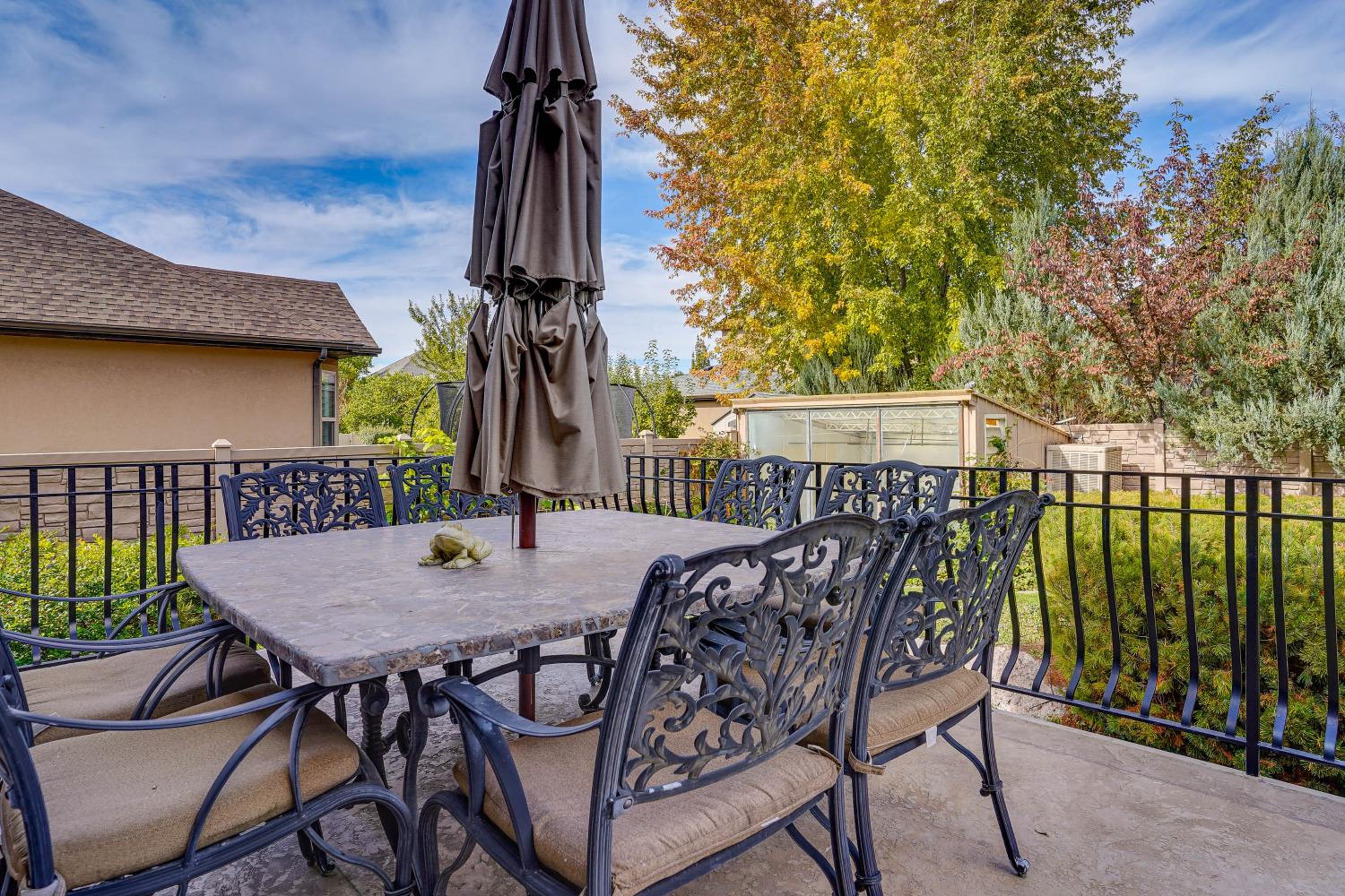 Elegant 6,300-Sq-Ft Family Home with Hot Tub in Orem