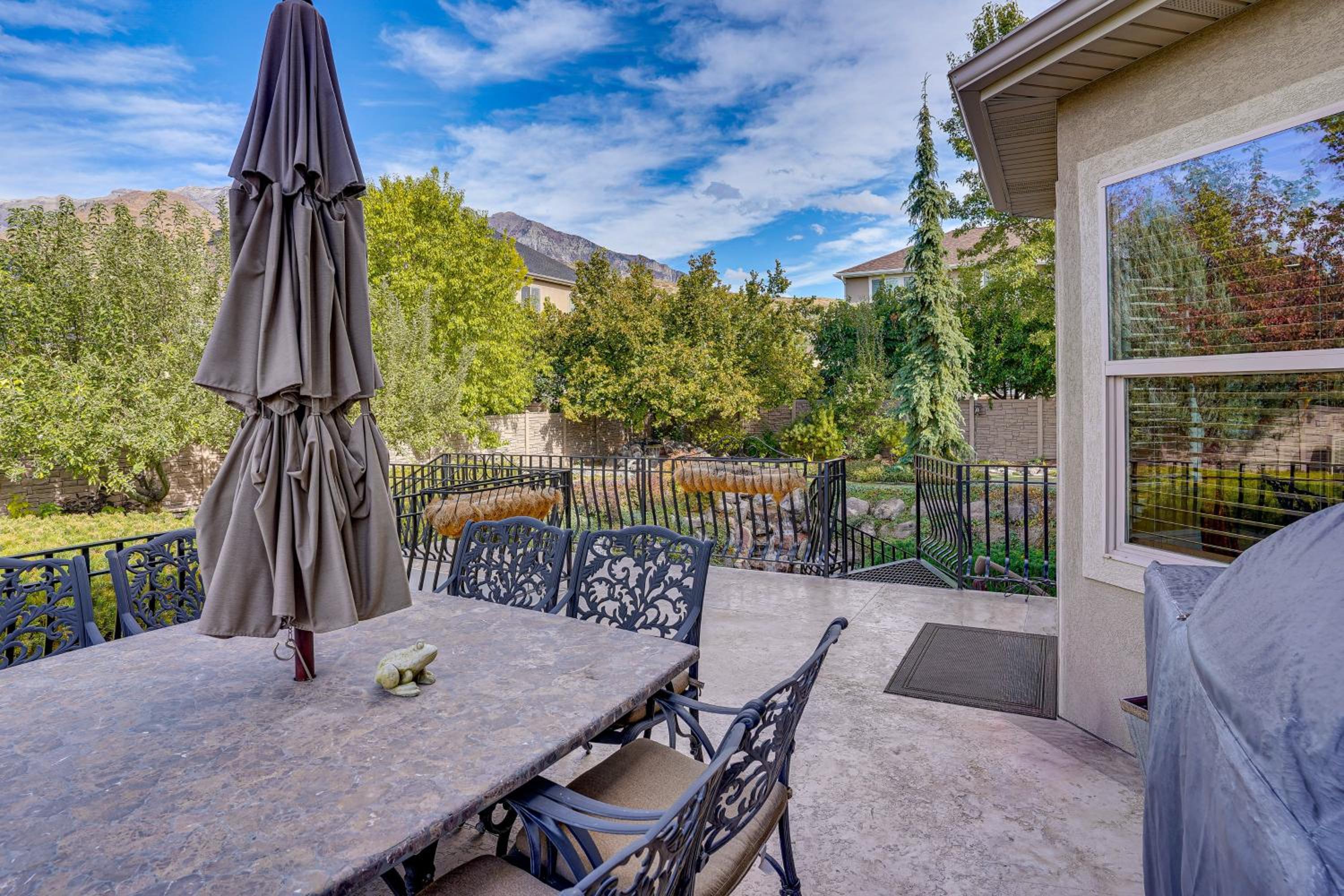 Elegant 6,300-Sq-Ft Family Home with Hot Tub in Orem