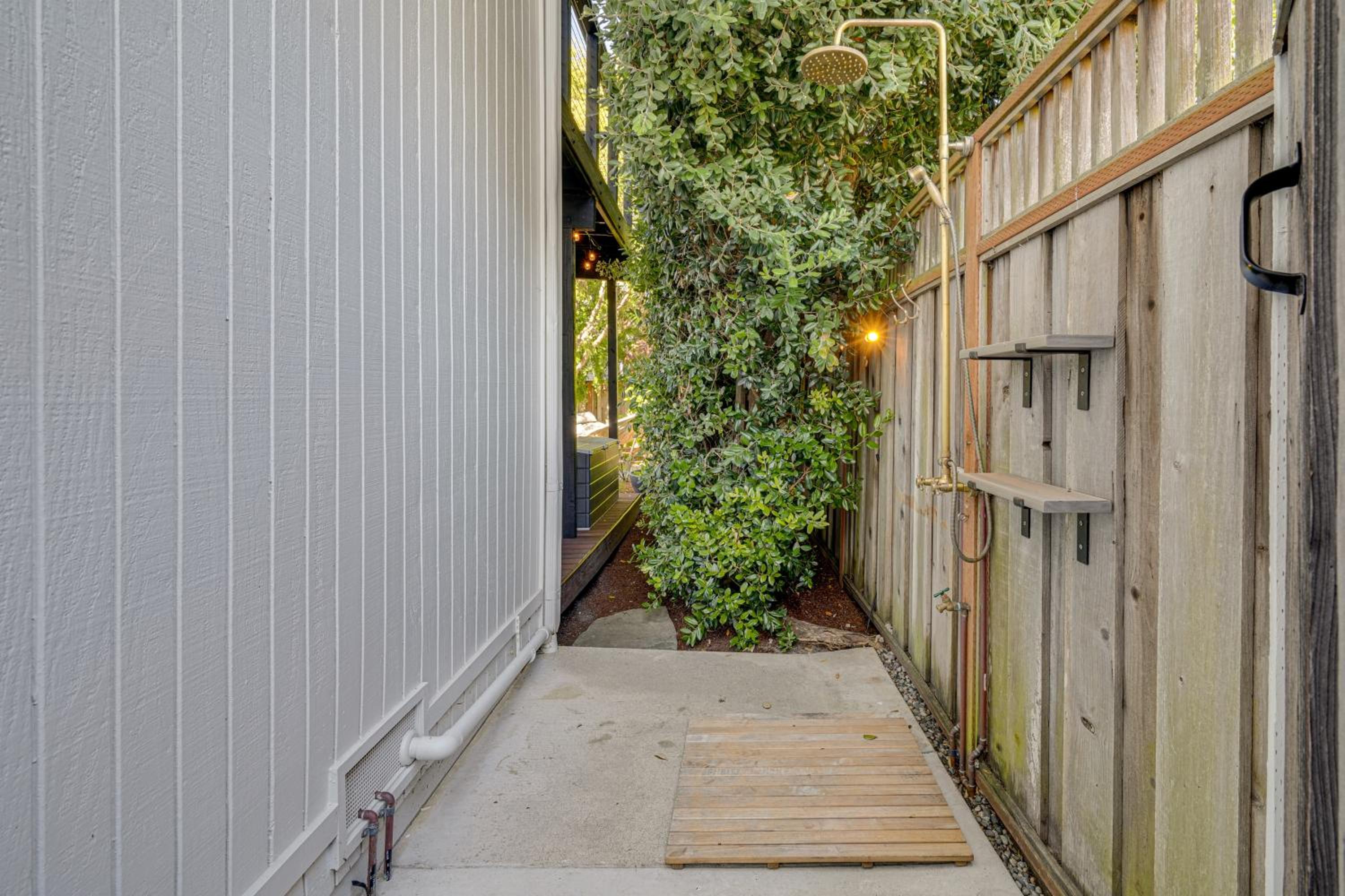 Steps to Ocean Luxe Family Home in Half Moon Bay!