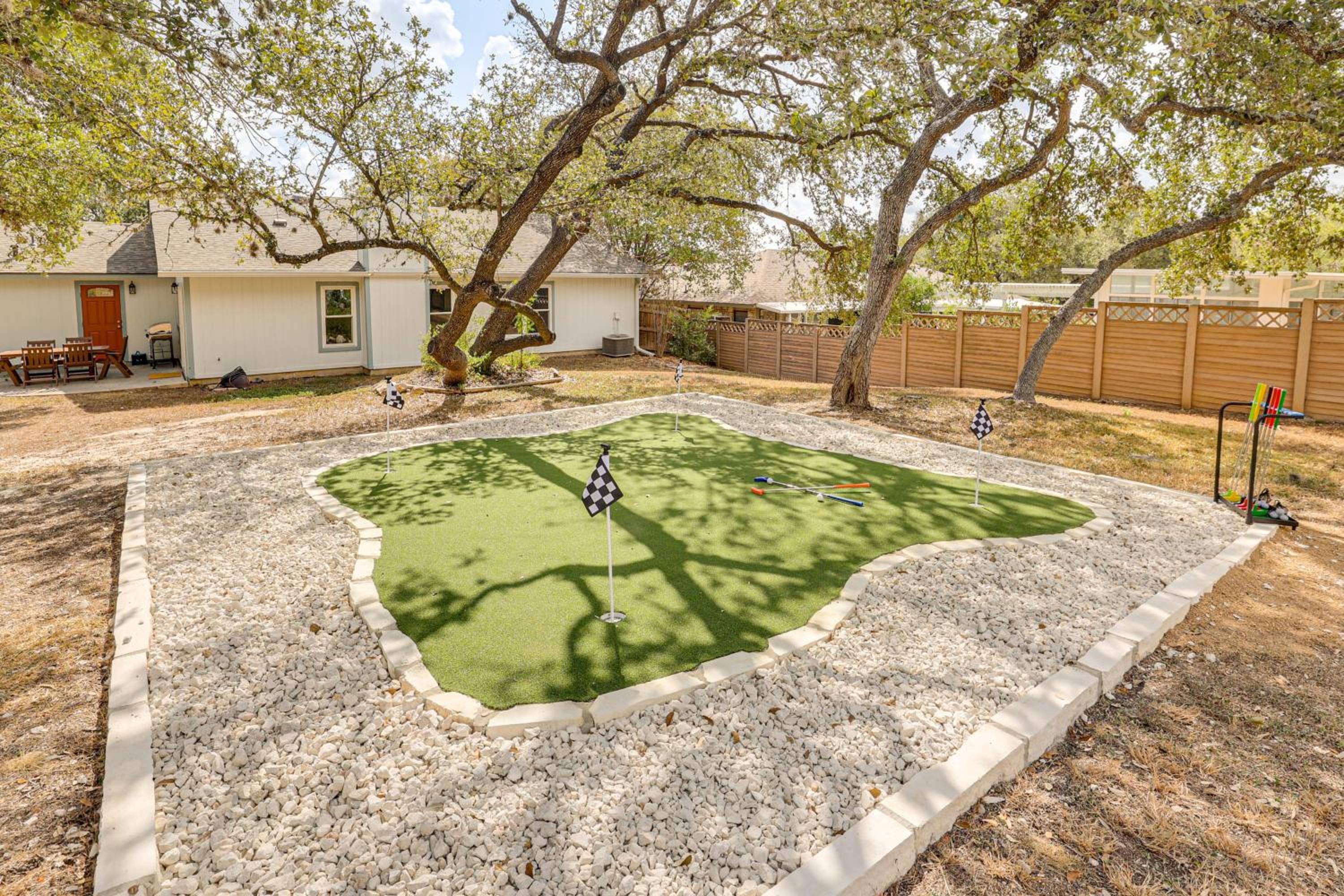 Mini Golf, Arcade and Fire Pit! San Antonio Home