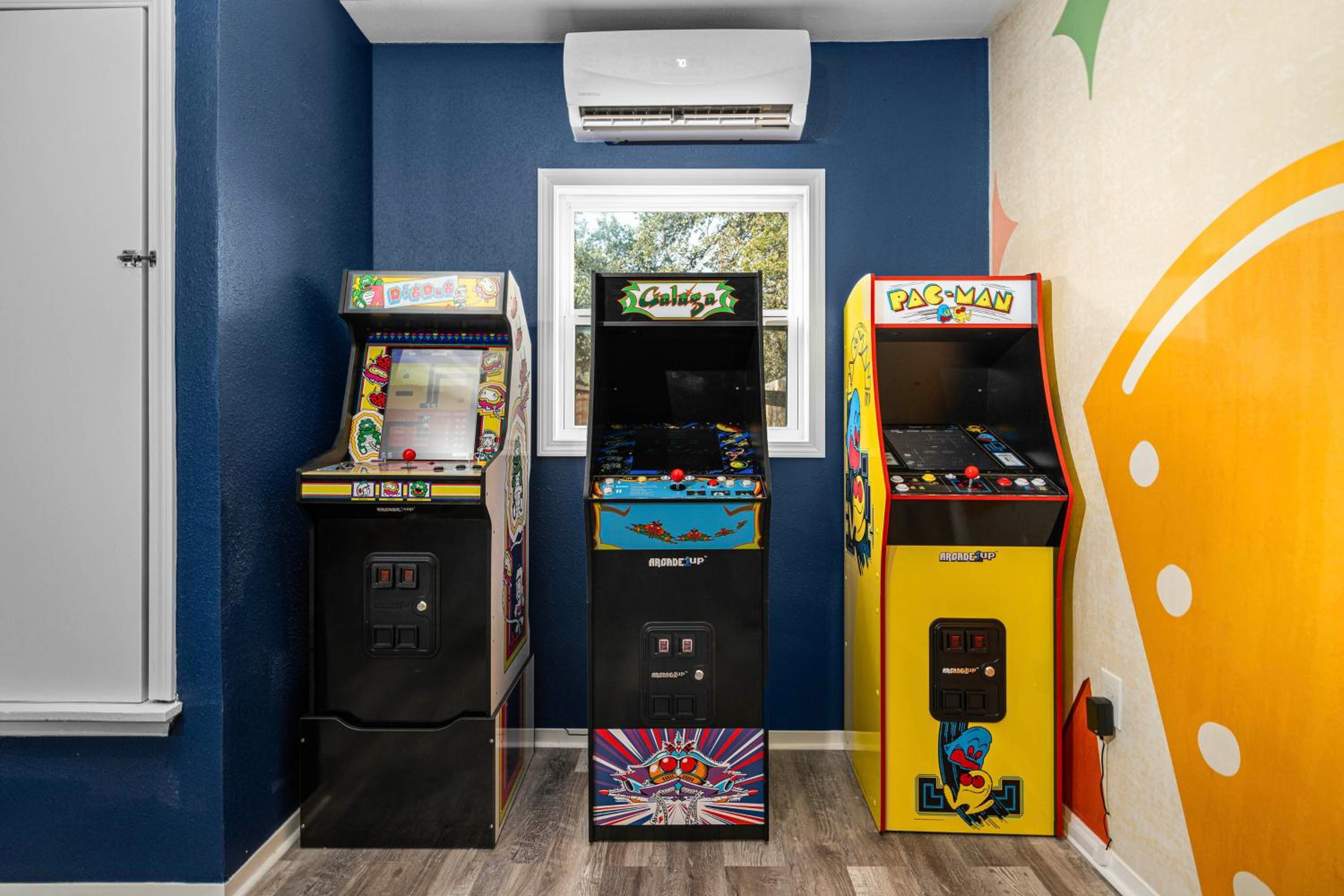 Mini Golf, Arcade and Fire Pit! San Antonio Home